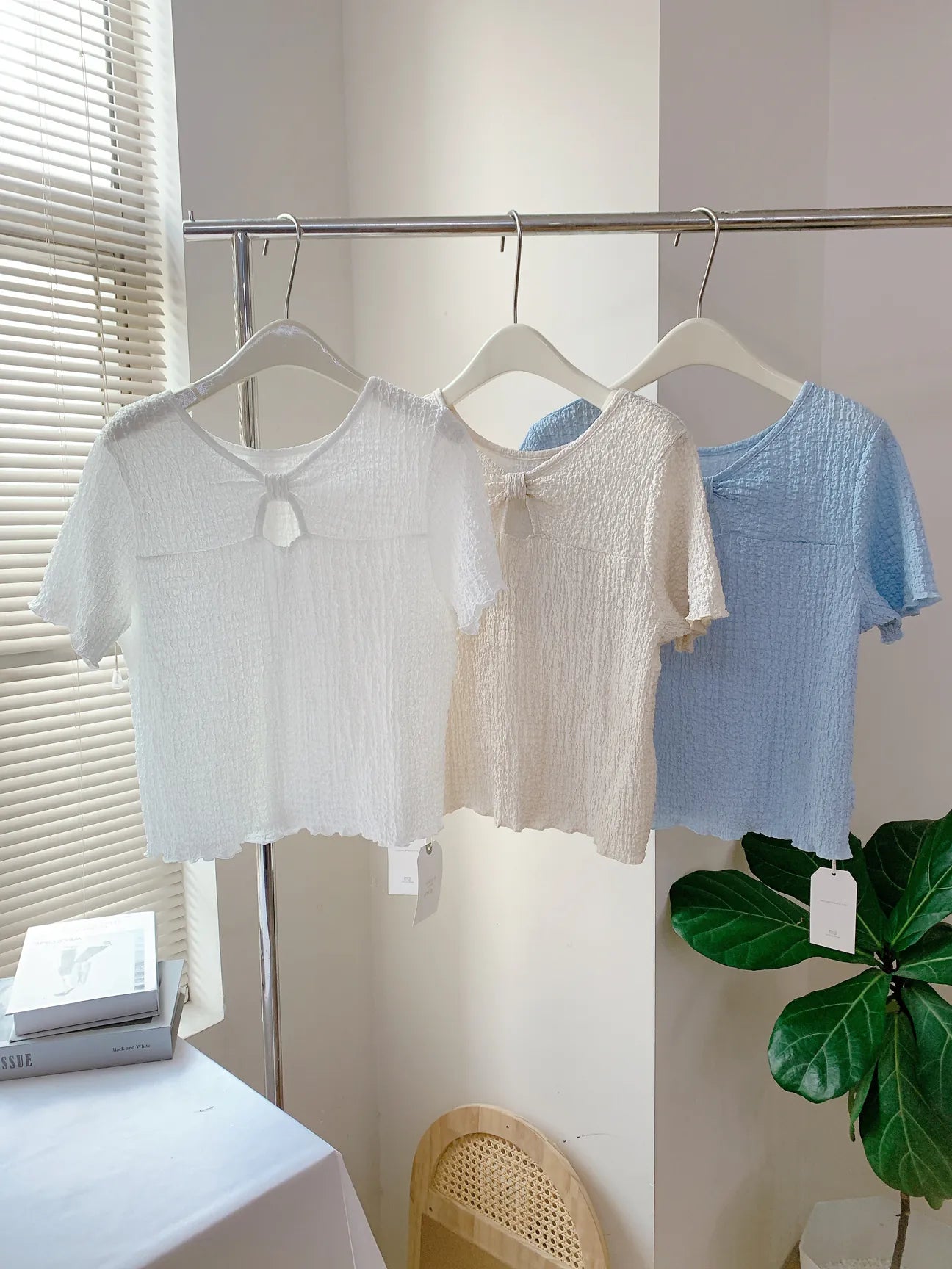 HELLO MILK TEE- 85305 領口鏤空上衣