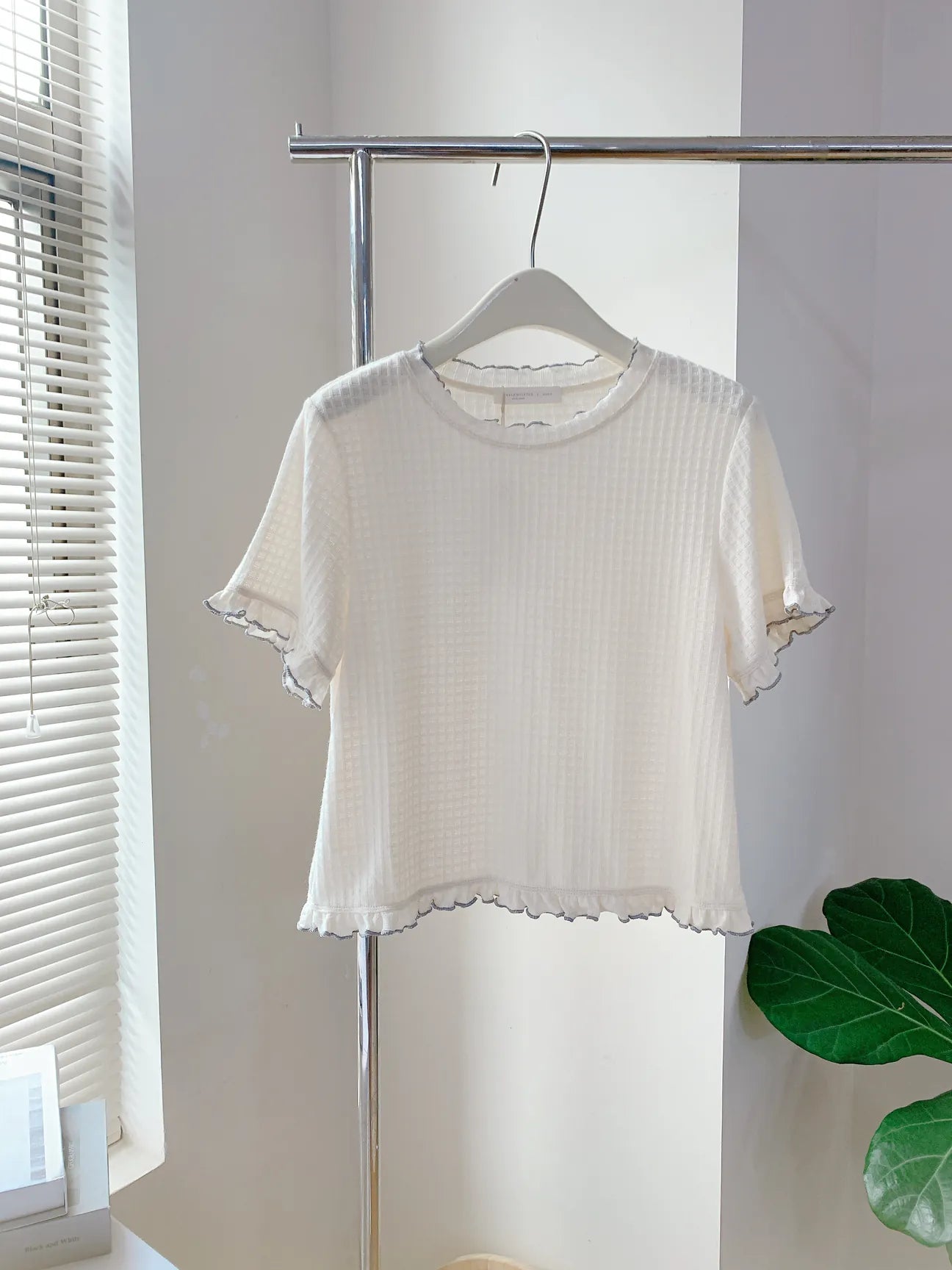 HELLO MILK TEE- 85301 木耳邊上衣
