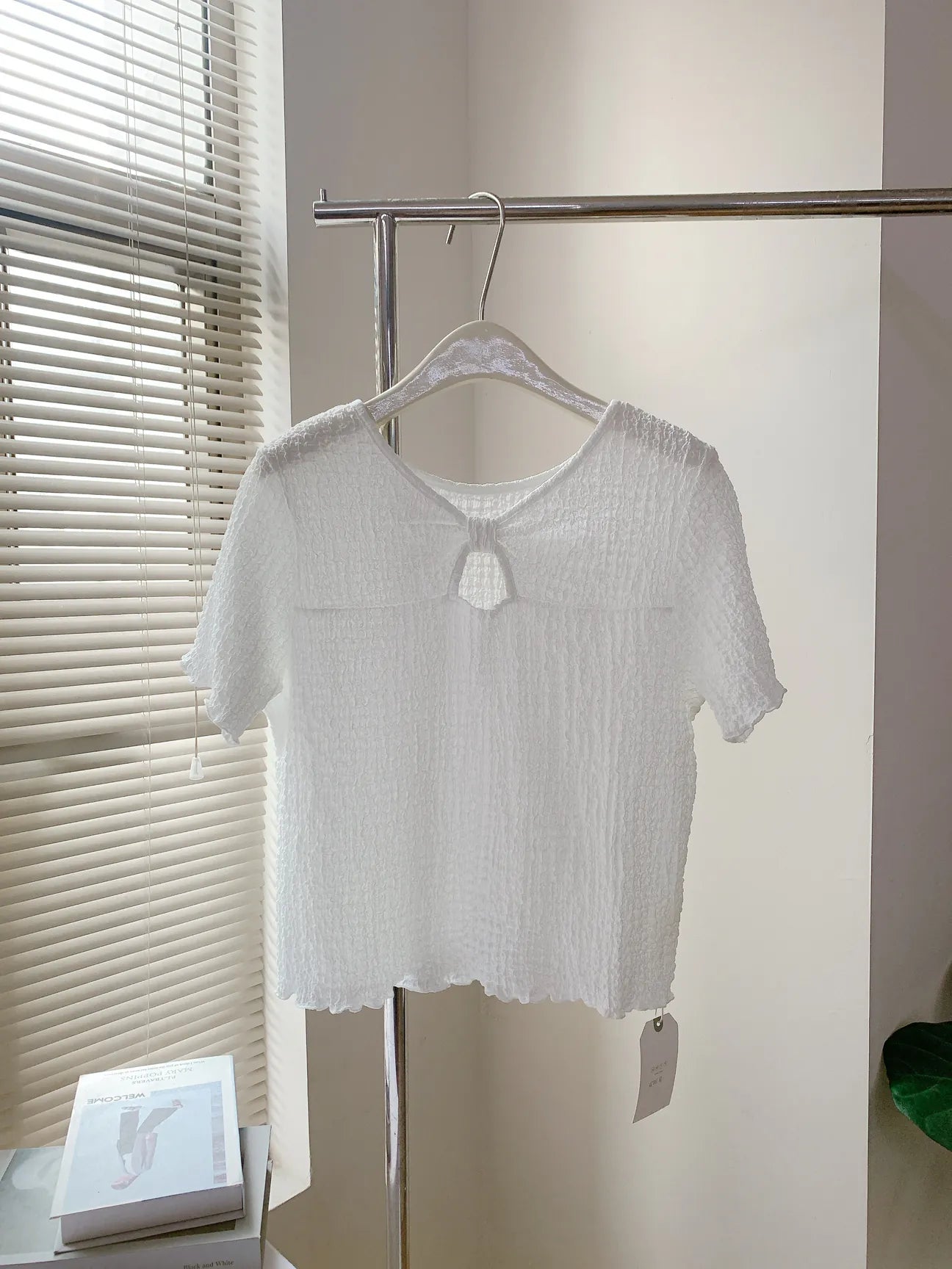 HELLO MILK TEE- 85305 領口鏤空上衣