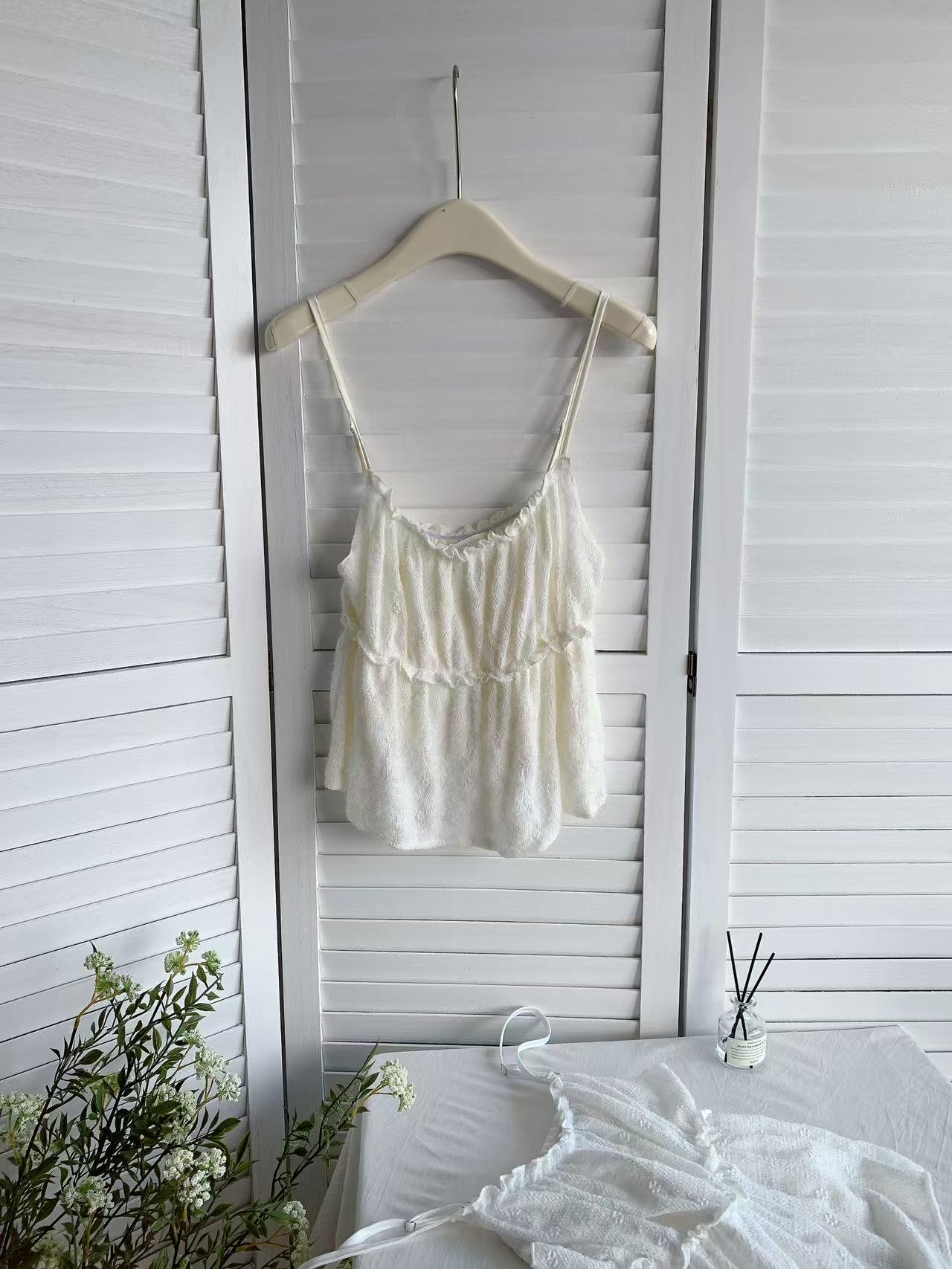 HELLO MILK TEE- 85411 蕾絲吊帶衫