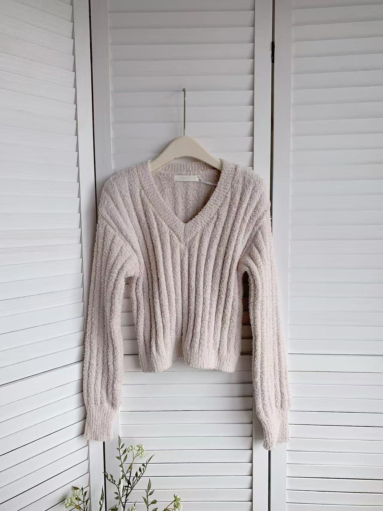 HELLO MILK TEE- 85703 V領毛衣