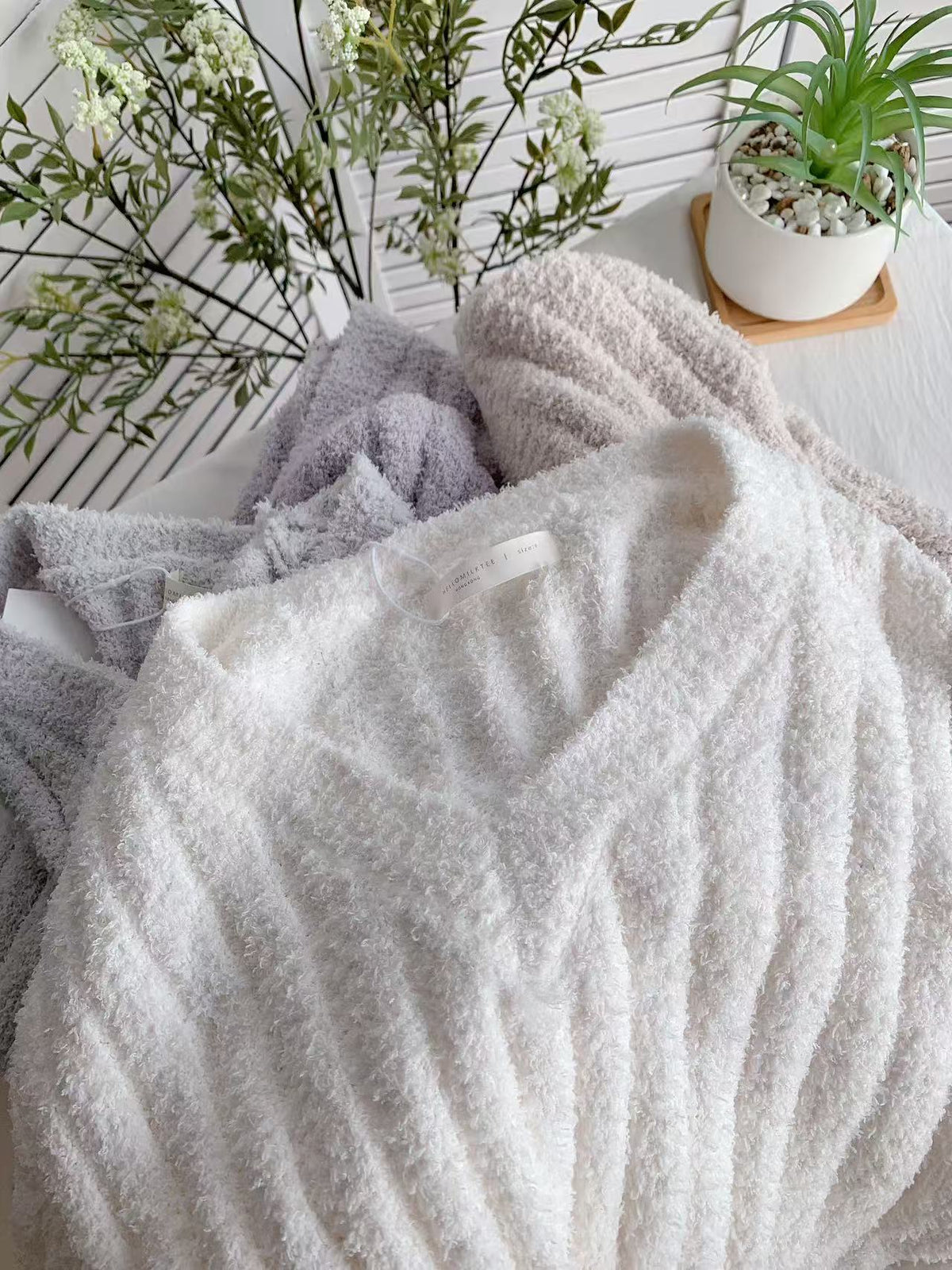 HELLO MILK TEE- 85703 V領毛衣