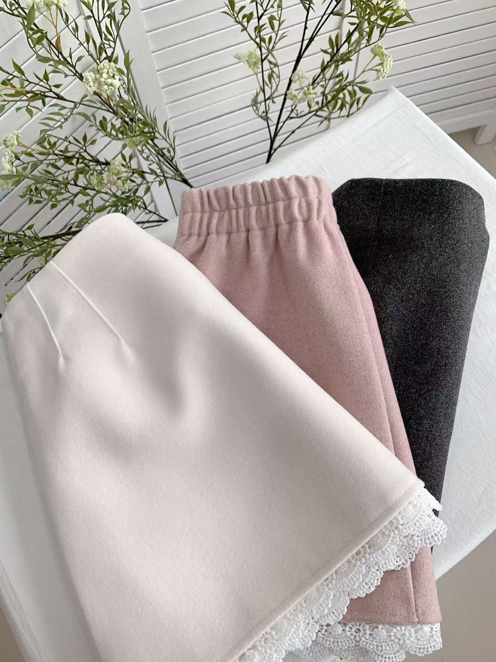 HELLO MILK TEE- 85575 蕾絲邊短裙