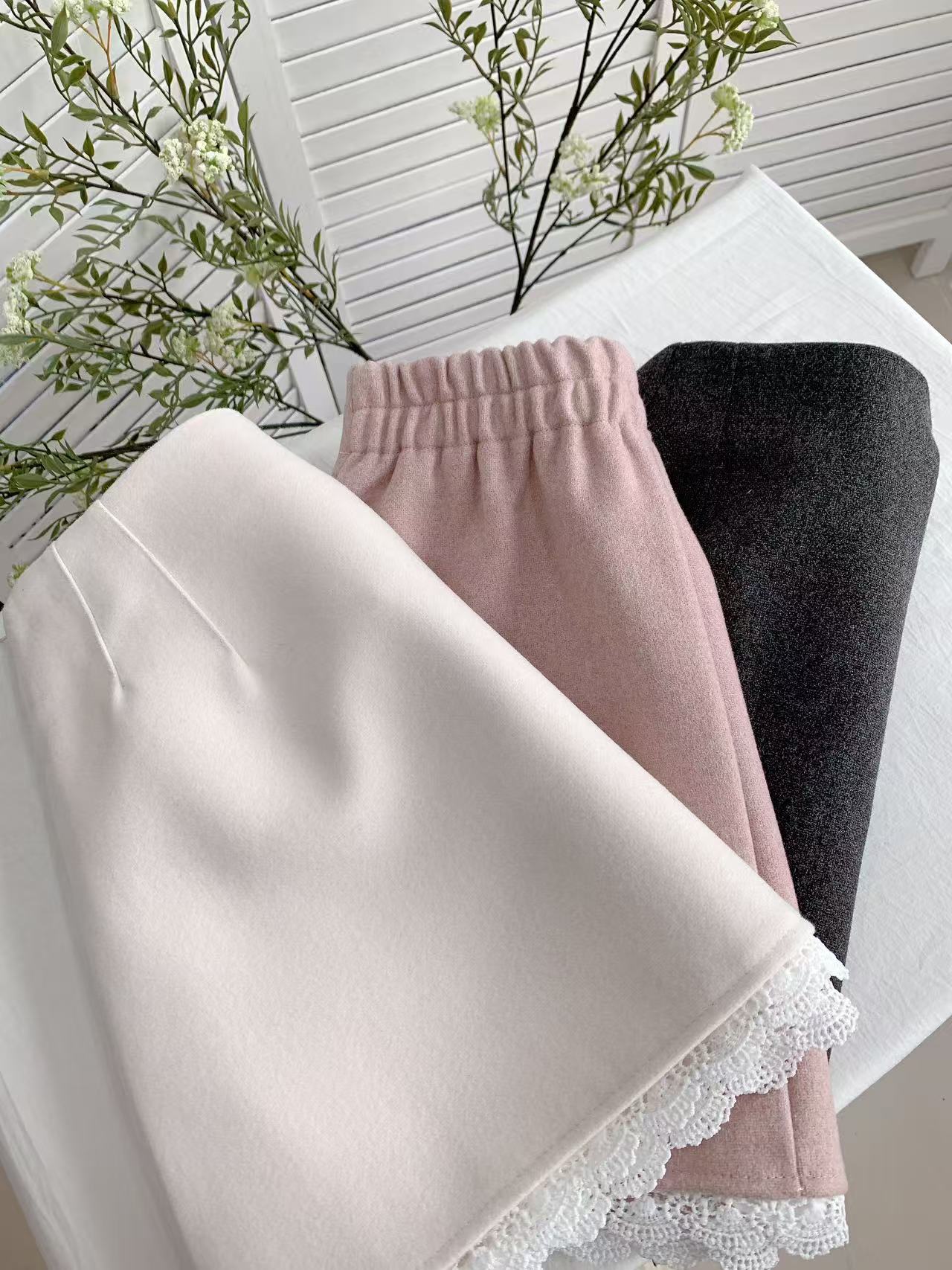 HELLO MILK TEE- 85575 蕾絲邊短裙