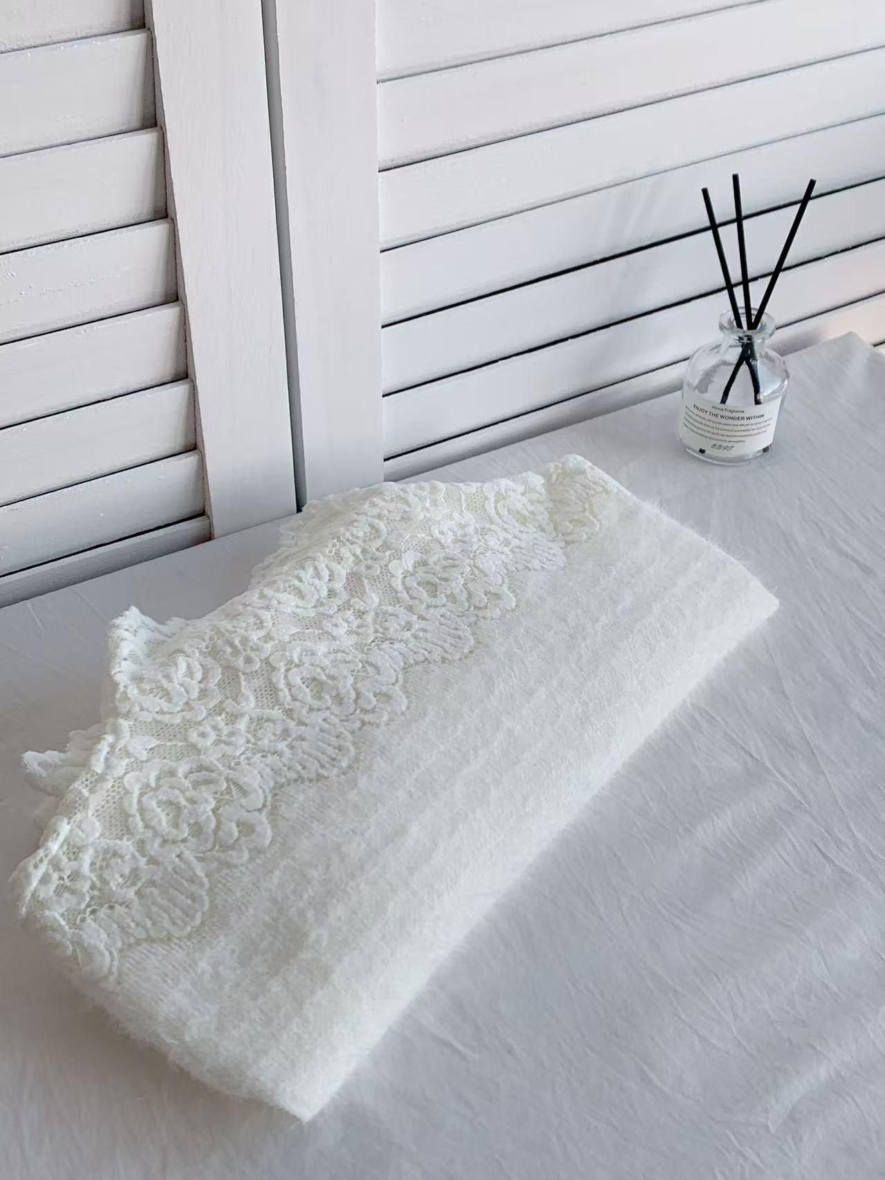 HELLO MILK TEE- 85711 蕾絲拼接衫