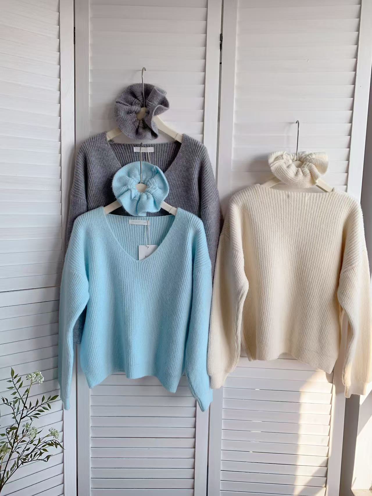 HELLO MILK TEE- 85757 V領毛衣