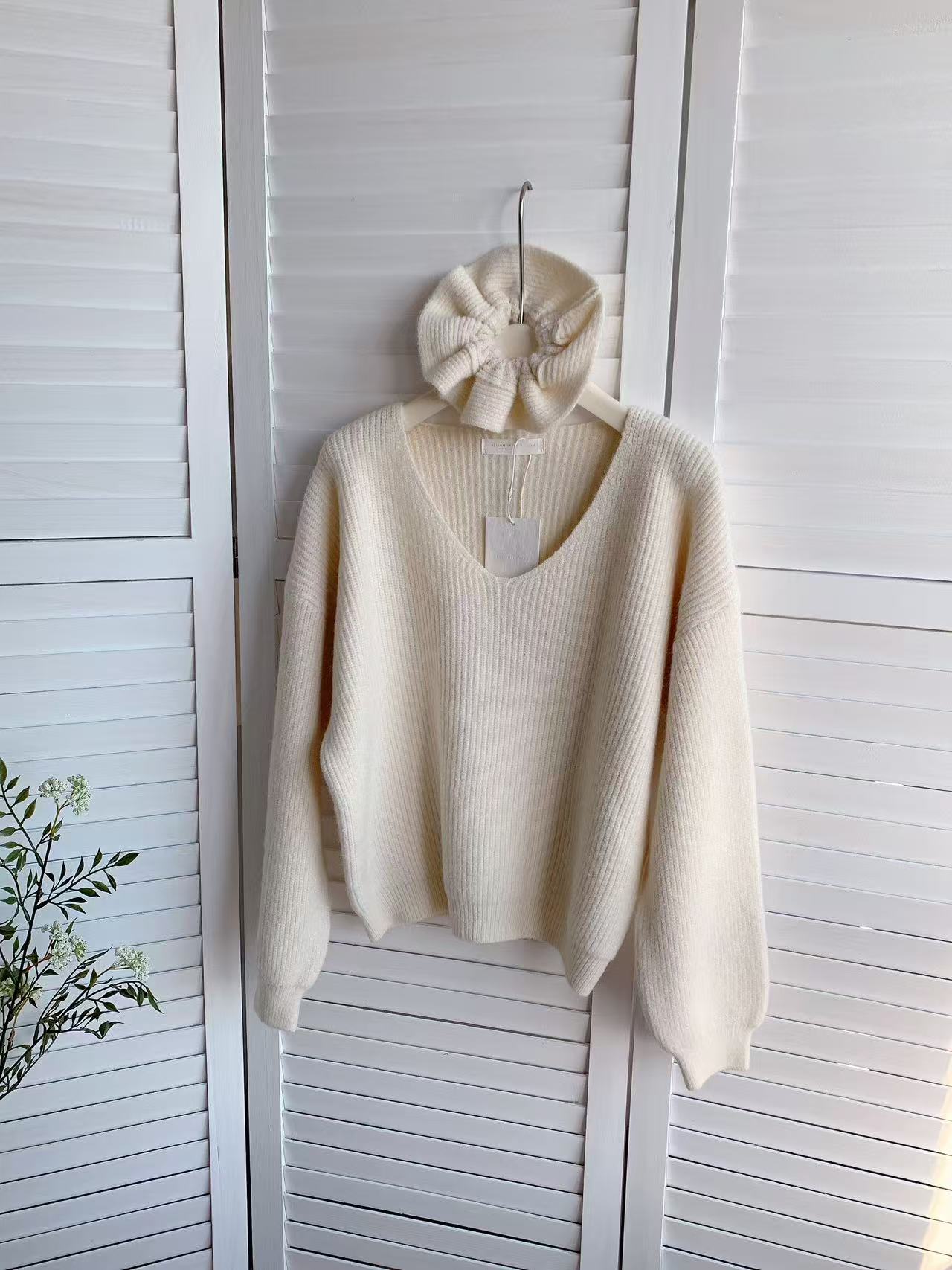 HELLO MILK TEE- 85757 V領毛衣