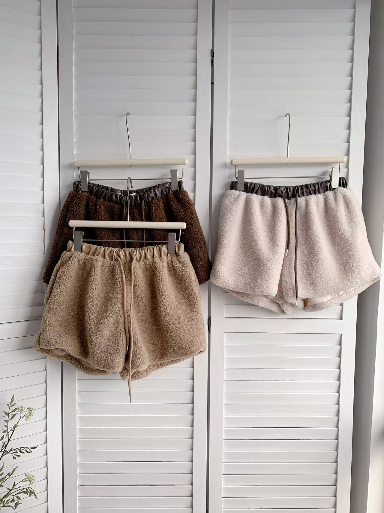 HELLO MILK TEE- 85829 羊羔毛短褲