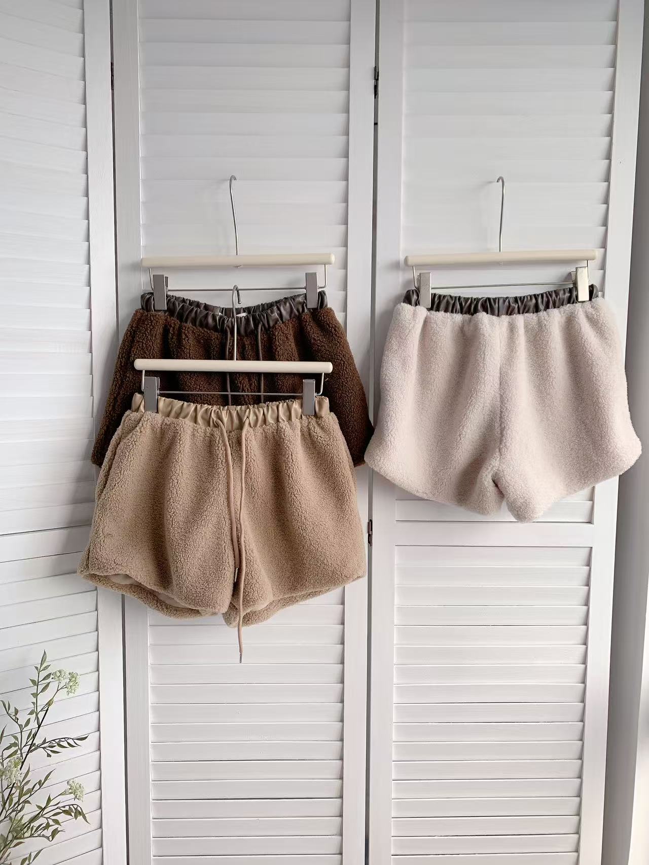 HELLO MILK TEE- 85829 羊羔毛短褲