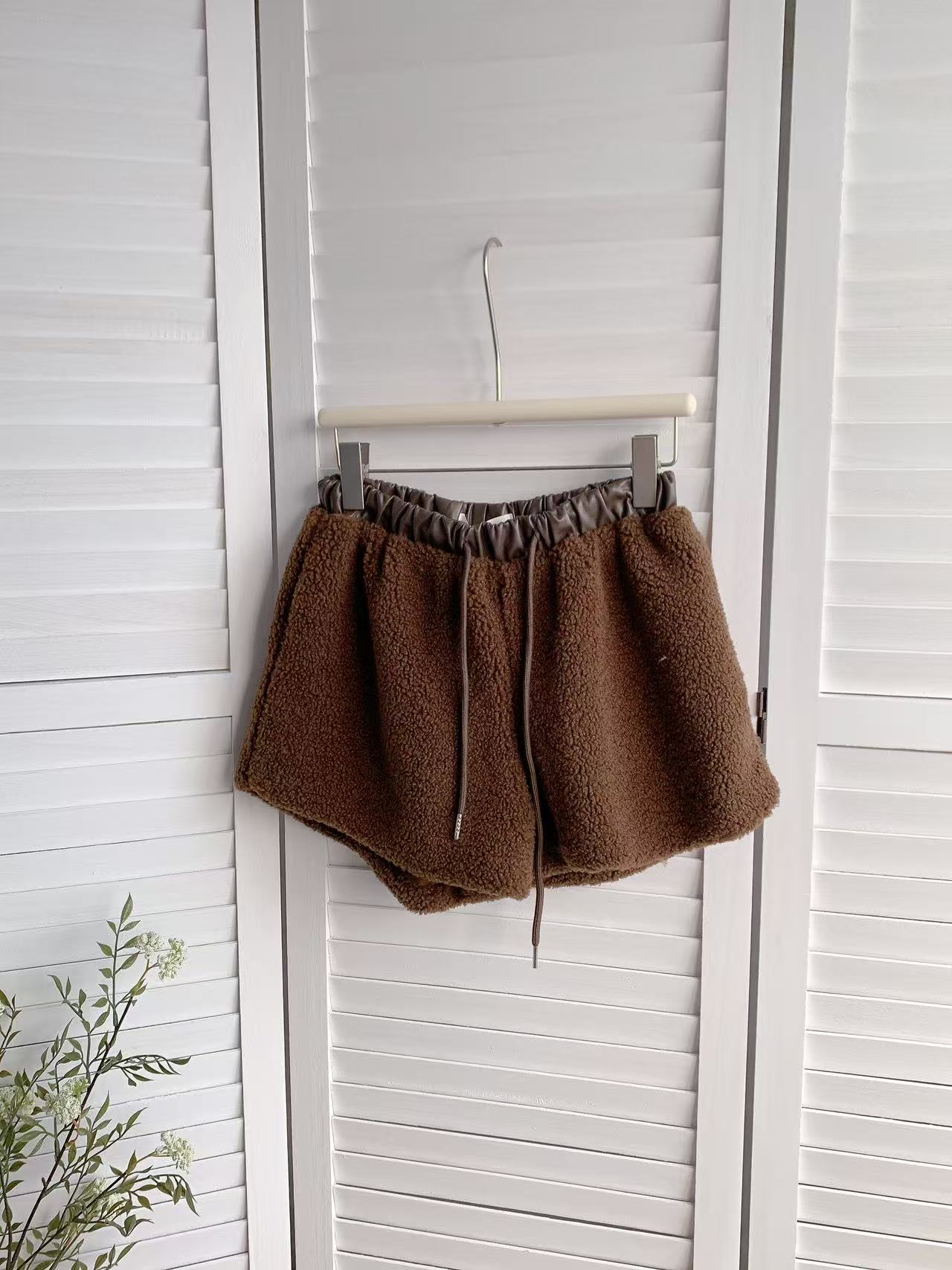 HELLO MILK TEE- 85829 羊羔毛短褲