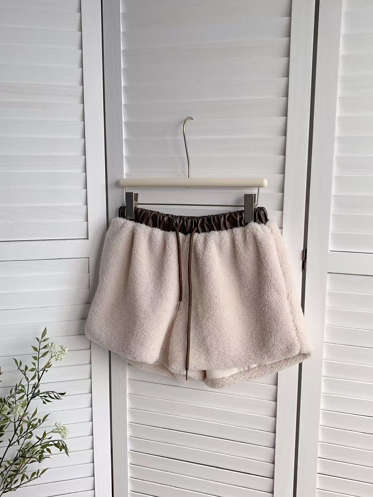 HELLO MILK TEE- 85829 羊羔毛短褲