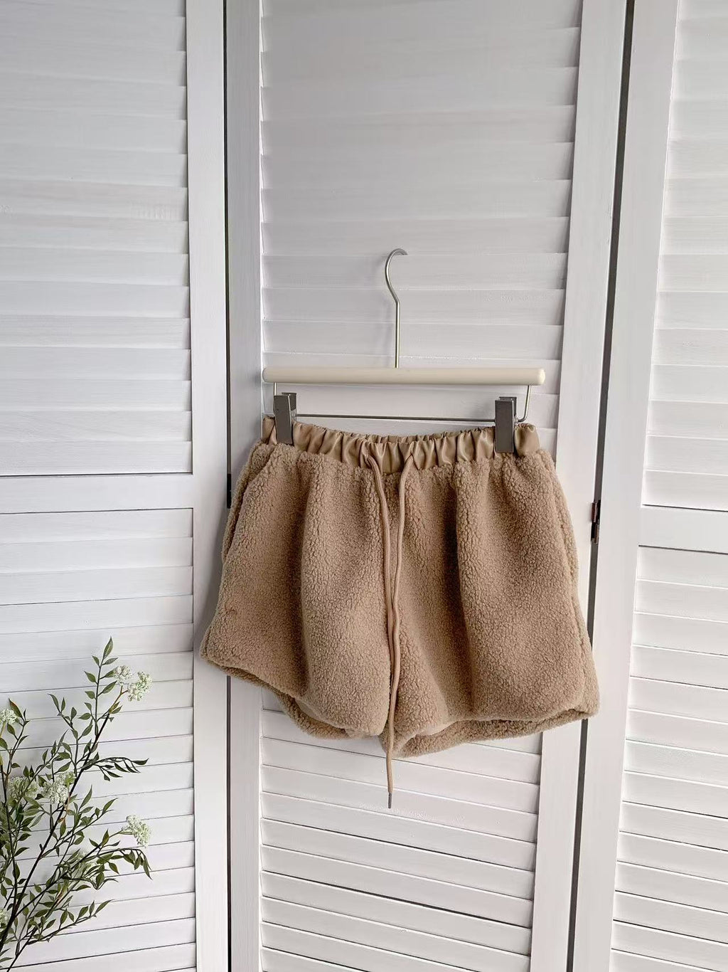 HELLO MILK TEE- 85829 羊羔毛短褲