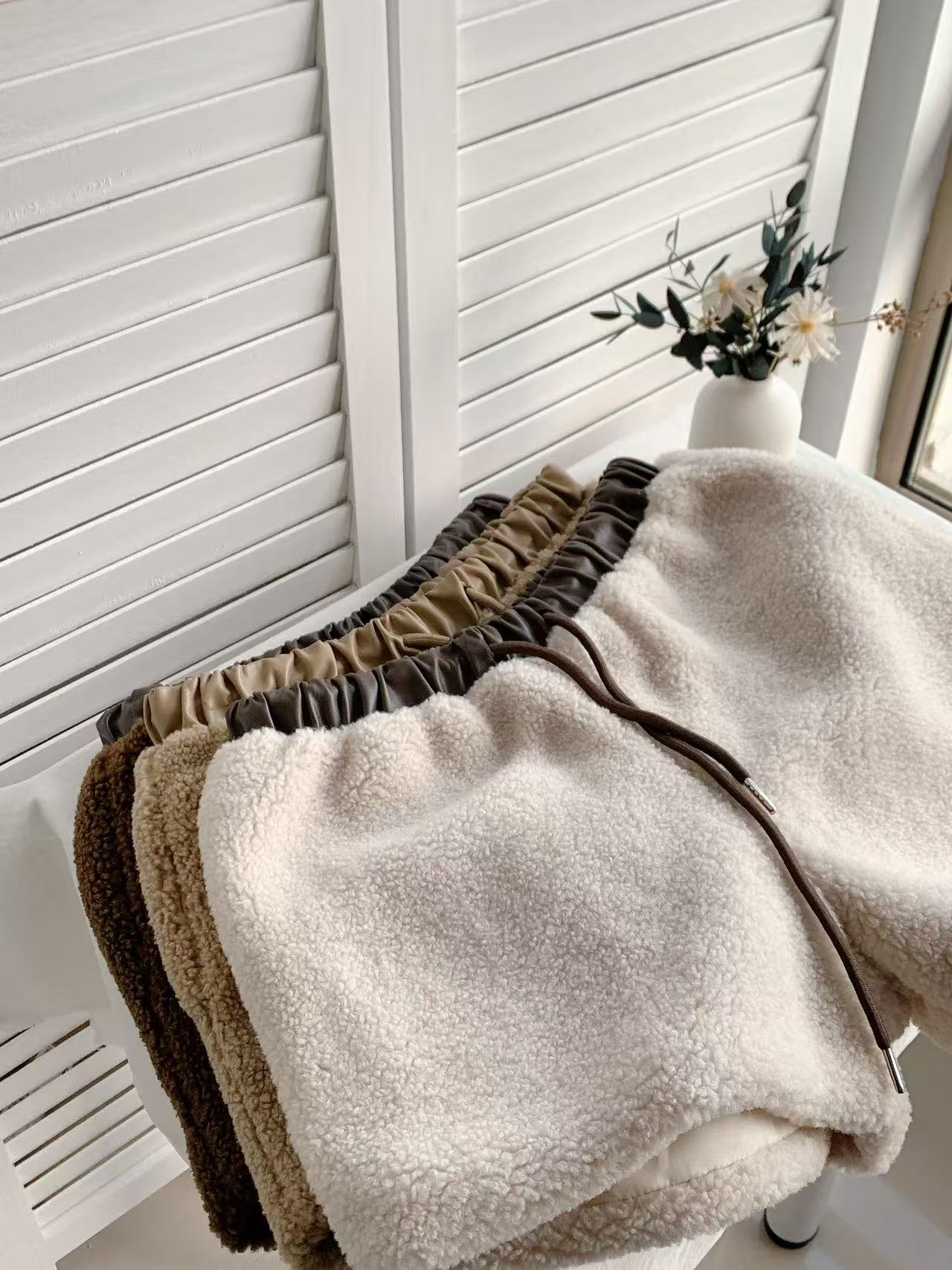 HELLO MILK TEE- 85829 羊羔毛短褲