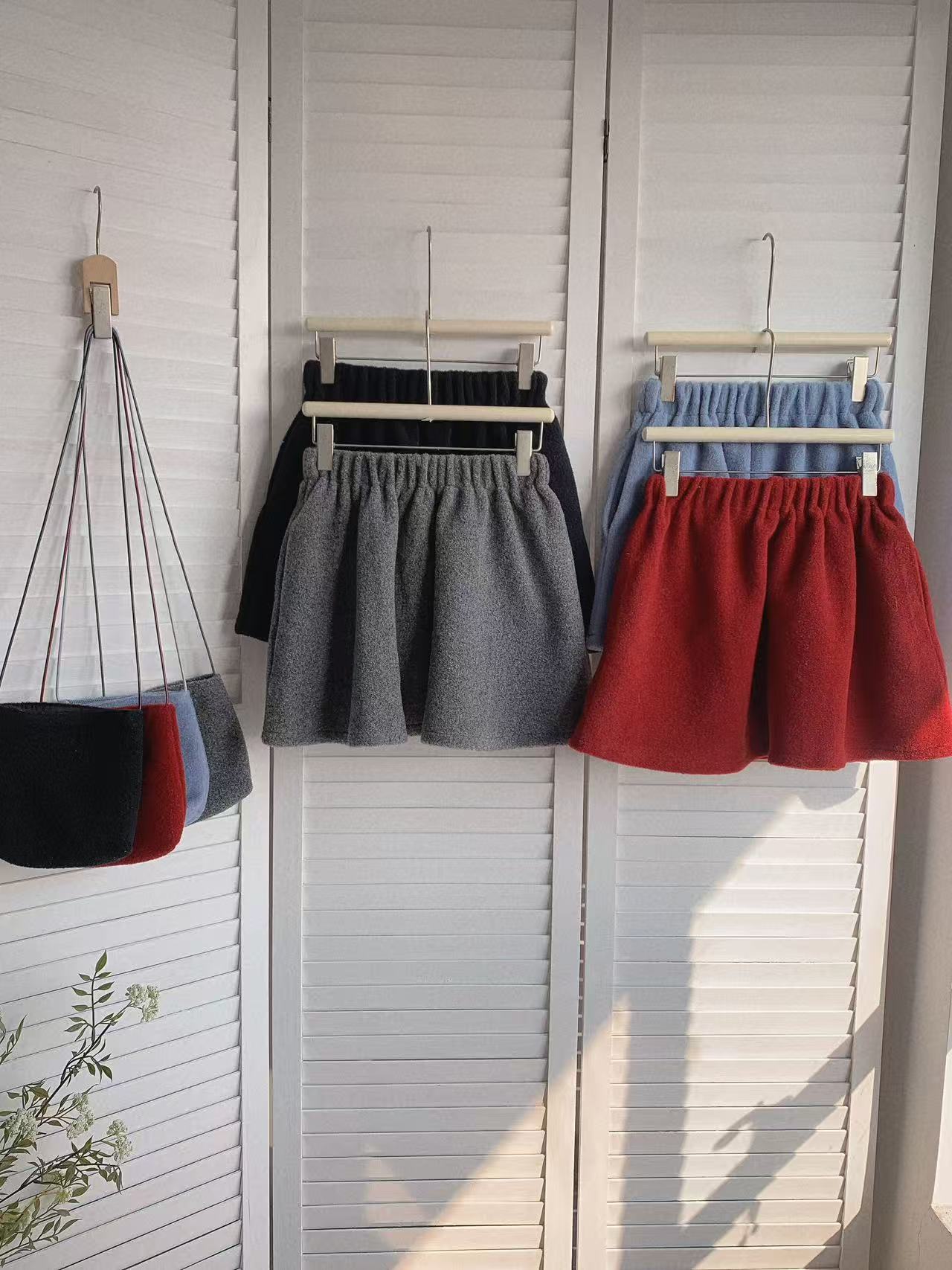 HELLO MILK TEE- 85918 毛毛短裙(有小包)