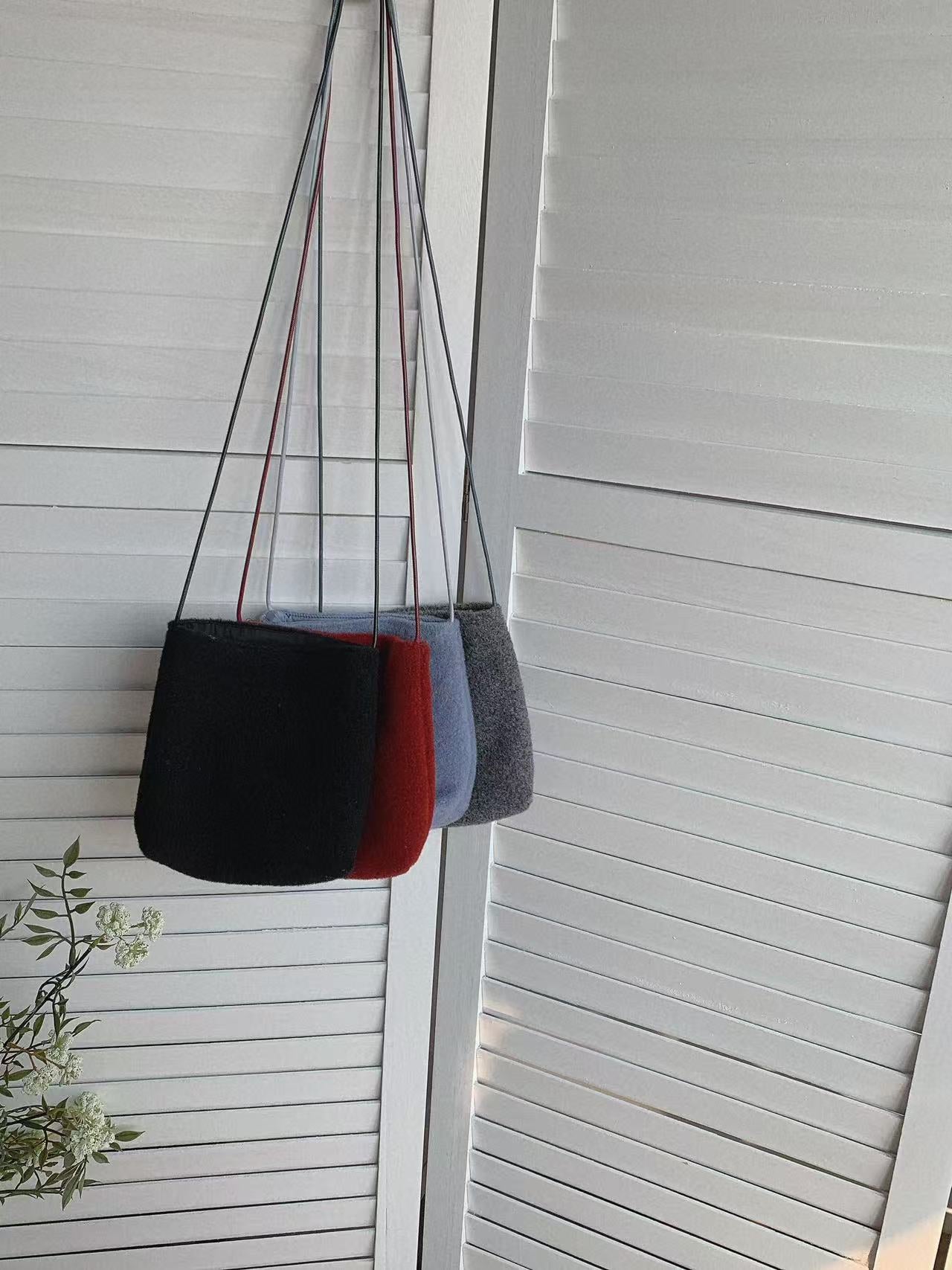 HELLO MILK TEE- 85918 毛毛短裙(有小包)