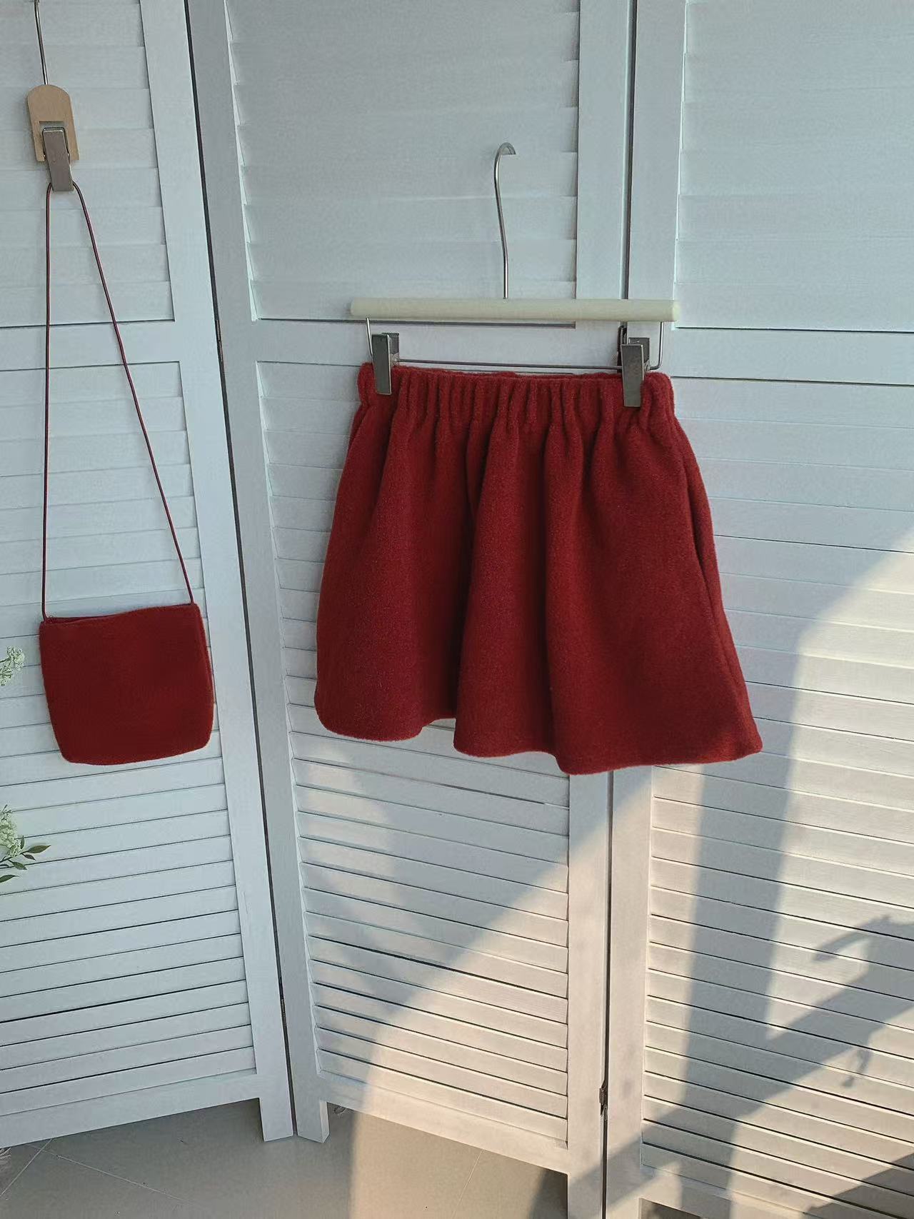 HELLO MILK TEE- 85918 毛毛短裙(有小包)