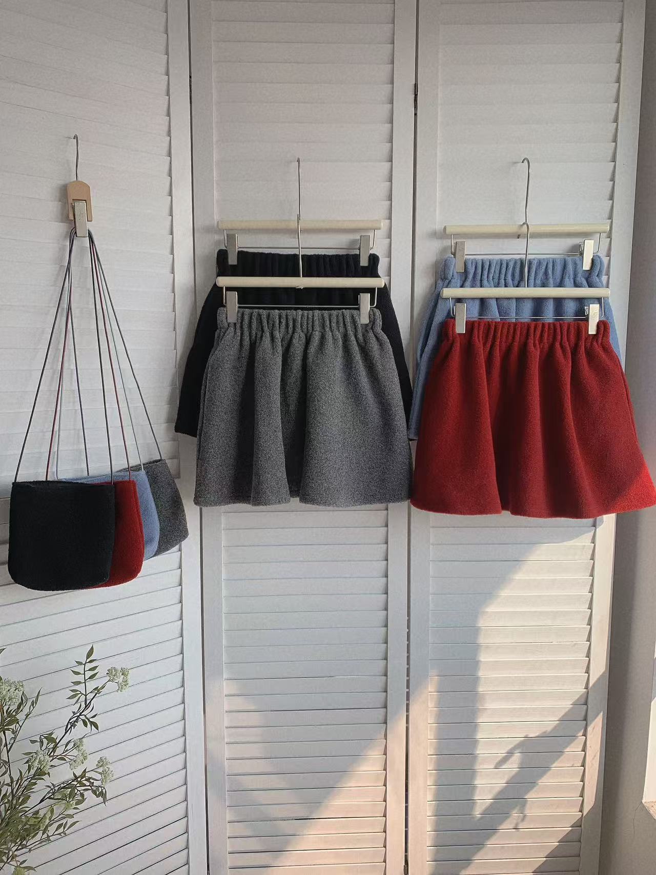 HELLO MILK TEE- 85918 毛毛短裙(有小包)