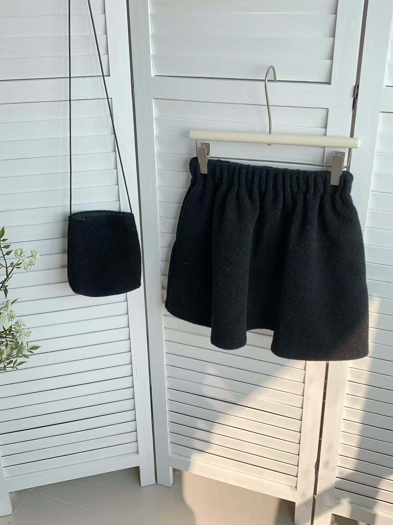 HELLO MILK TEE- 85918 毛毛短裙(有小包)