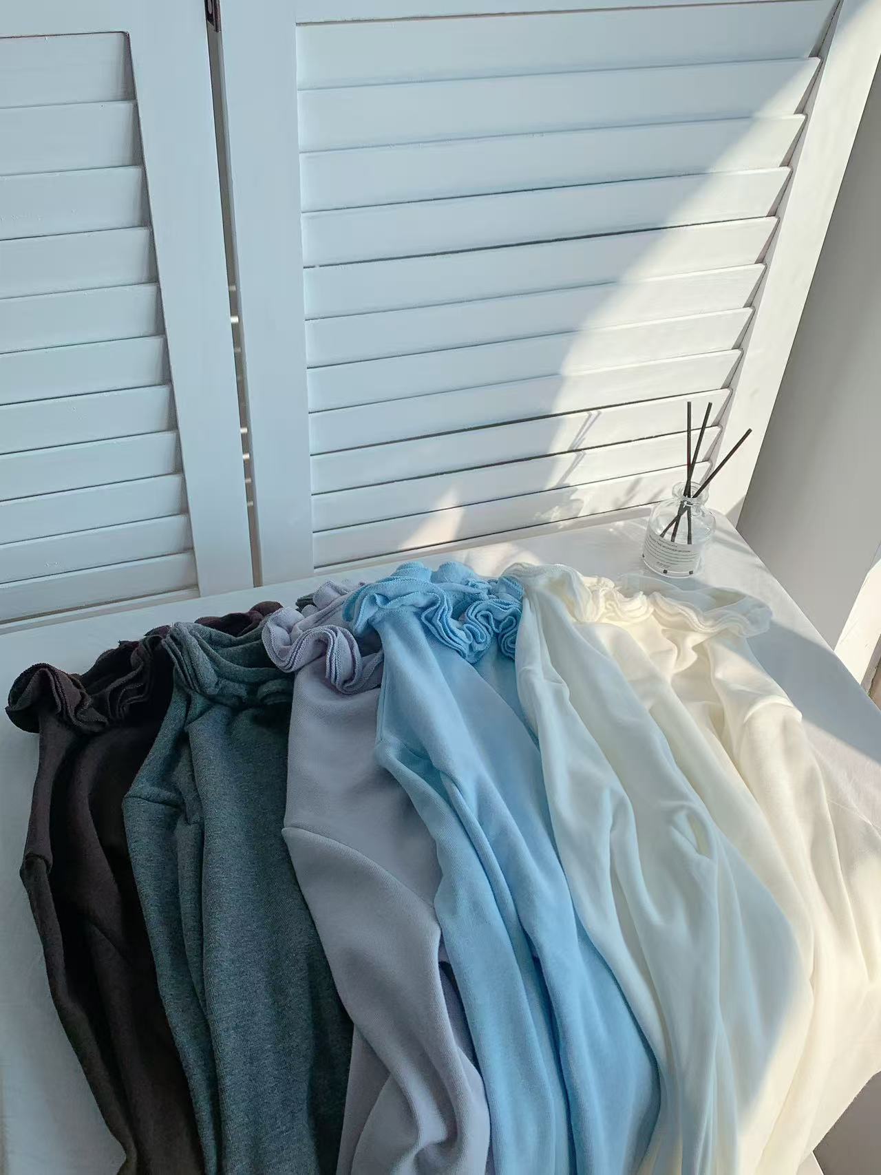 HELLO MILK TEE- 85945 套頭後珍珠扣打底衫