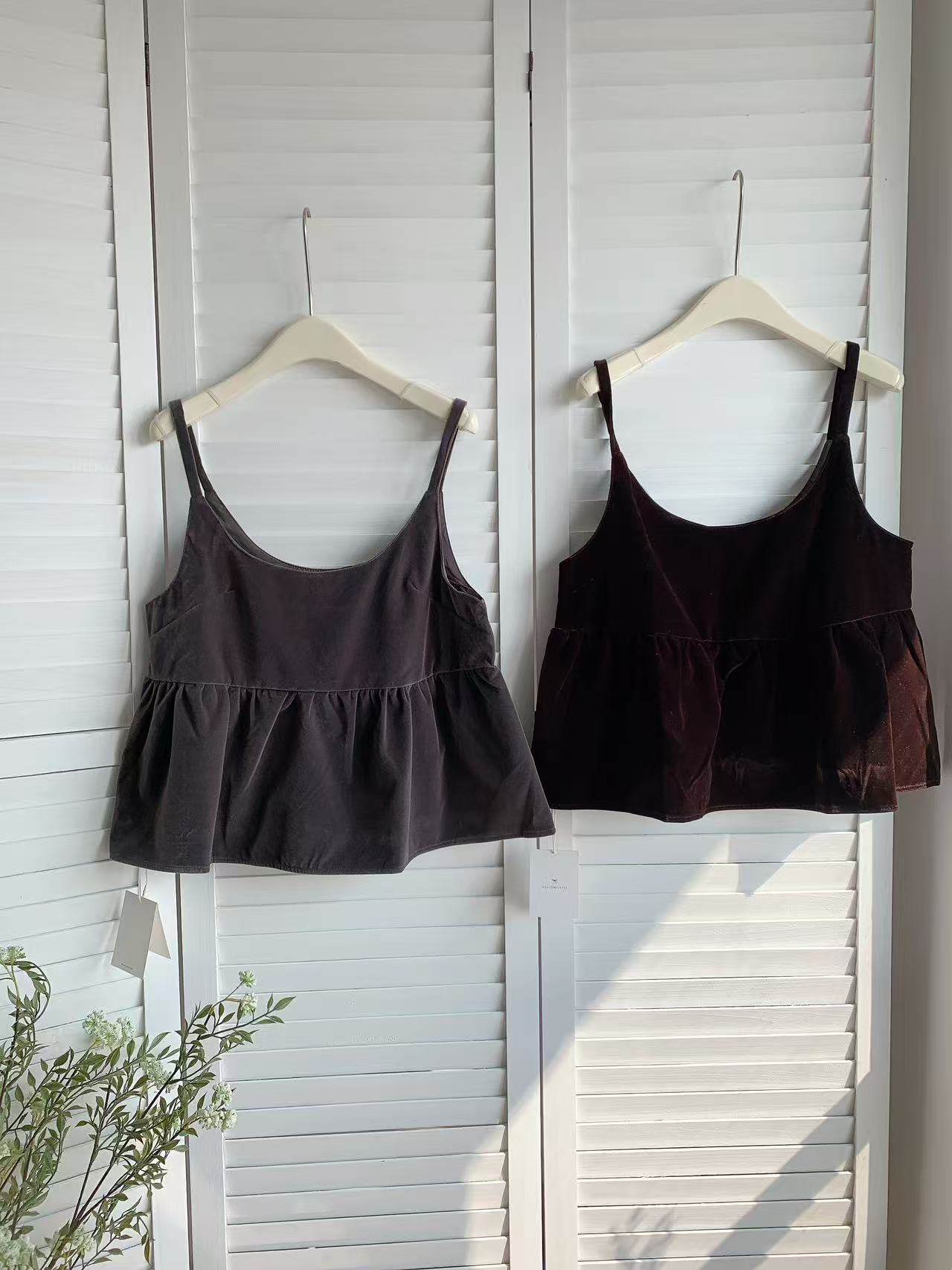 HELLO MILK TEE- 85947 絲絨吊帶衫