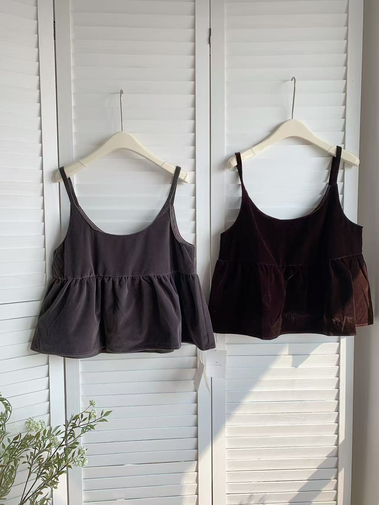 HELLO MILK TEE- 85947 絲絨吊帶衫