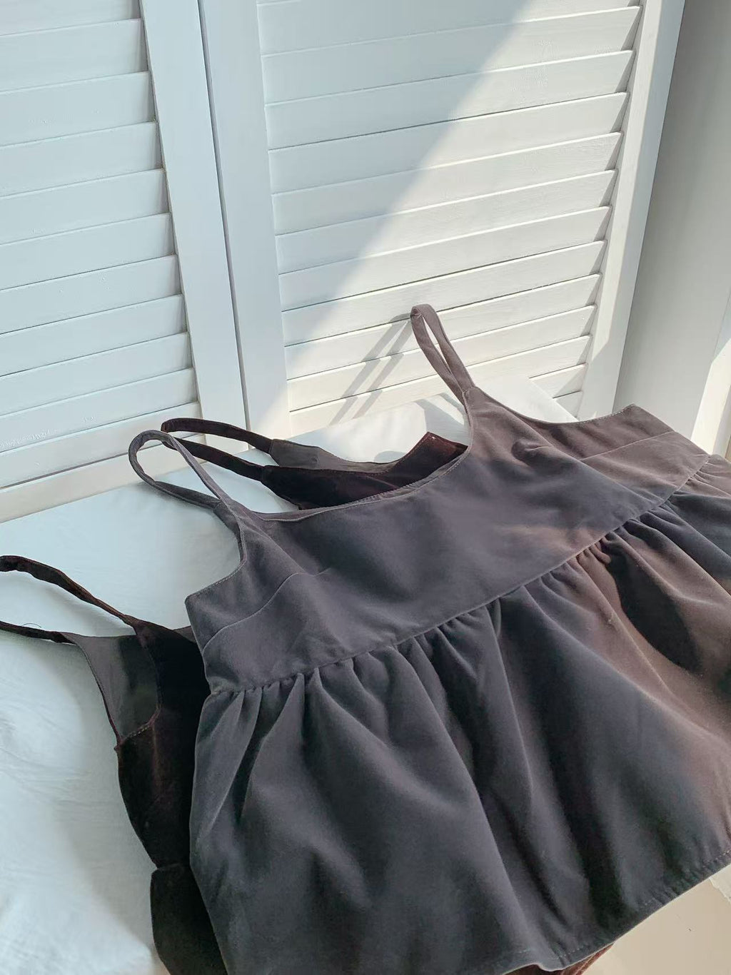 HELLO MILK TEE- 85947 絲絨吊帶衫