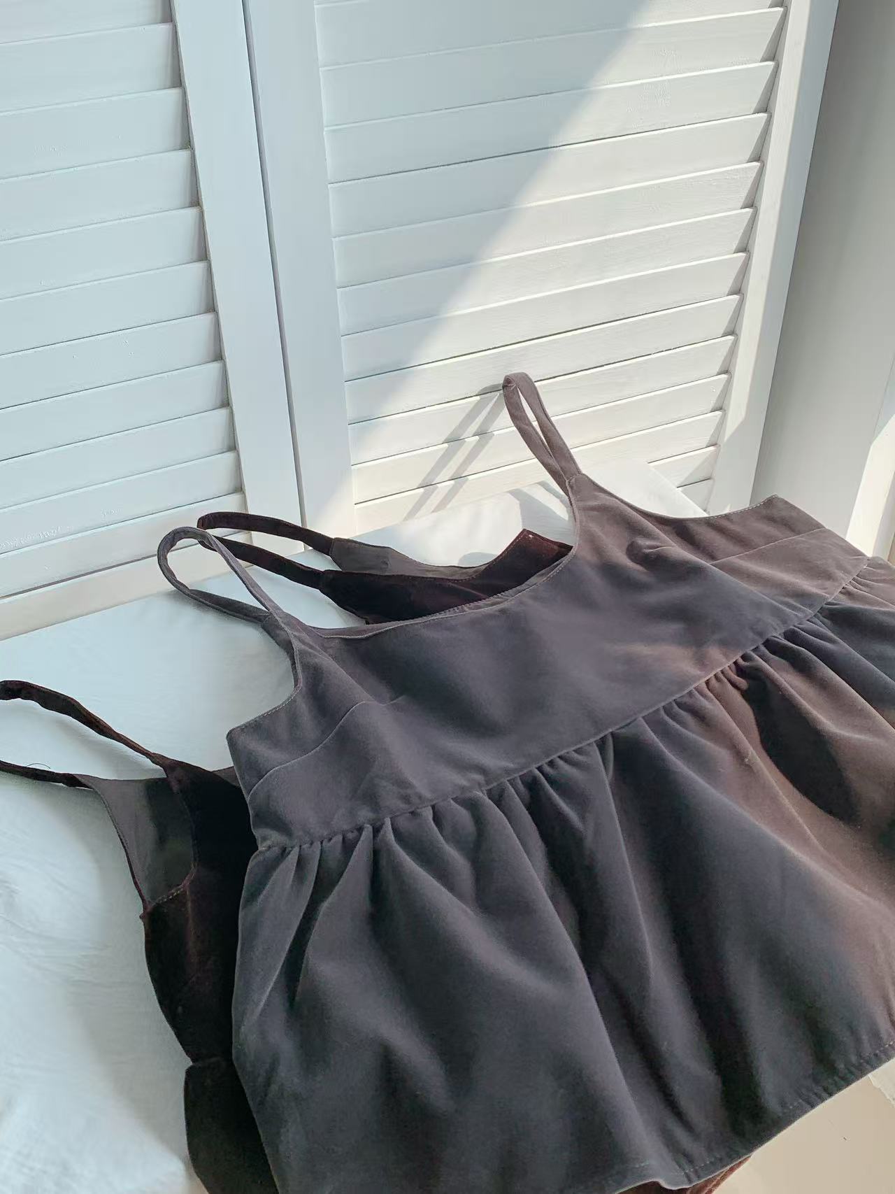 HELLO MILK TEE- 85947 絲絨吊帶衫