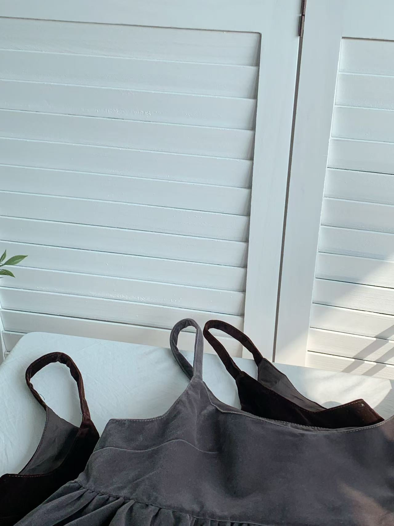 HELLO MILK TEE- 85947 絲絨吊帶衫