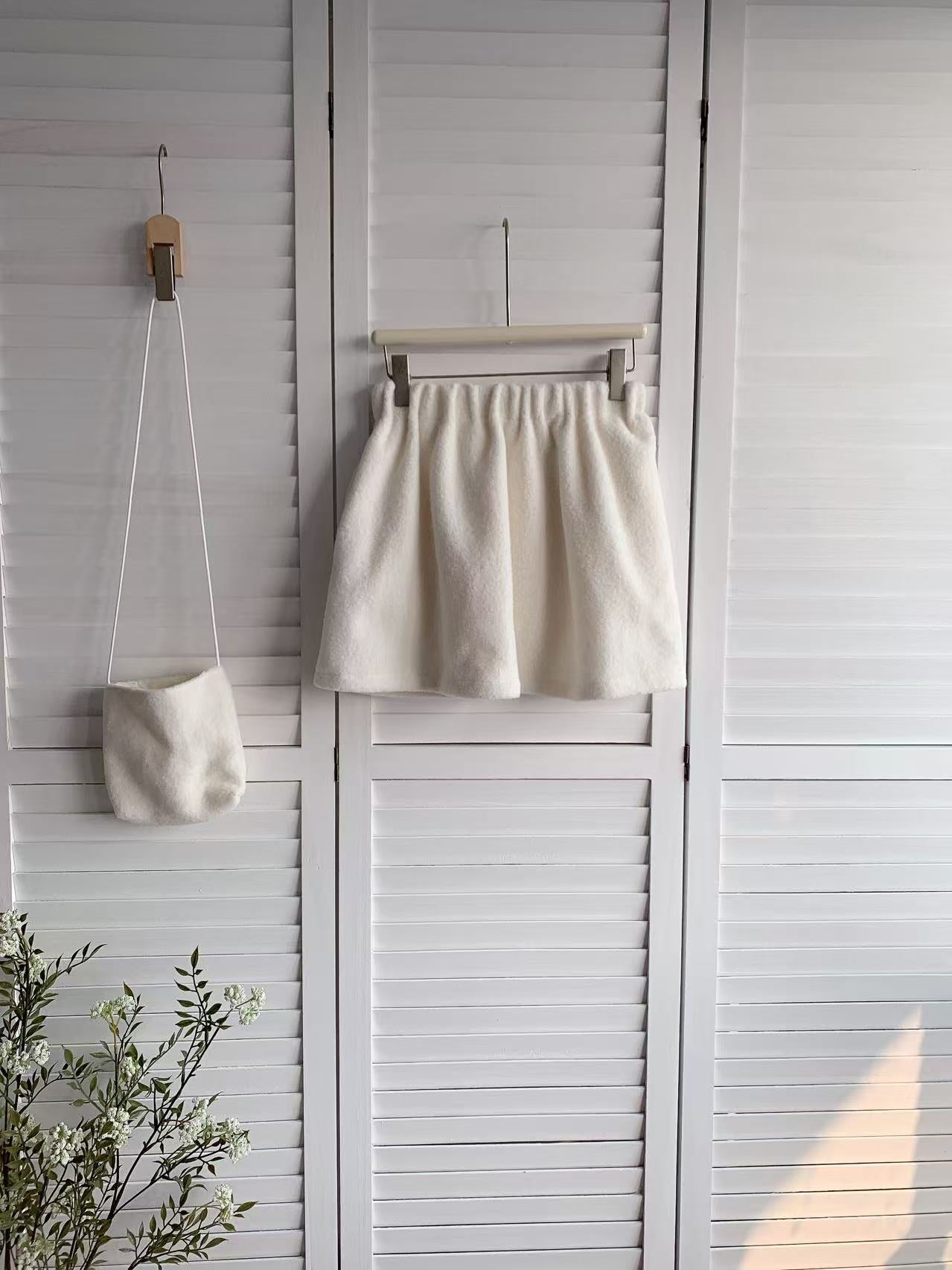 HELLO MILK TEE- 85918 毛毛短裙(有小包)