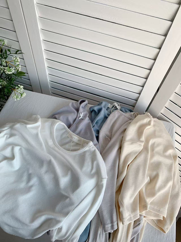 HELLO MILK TEE- 86023 簡約後背小蝴蝶結上衣