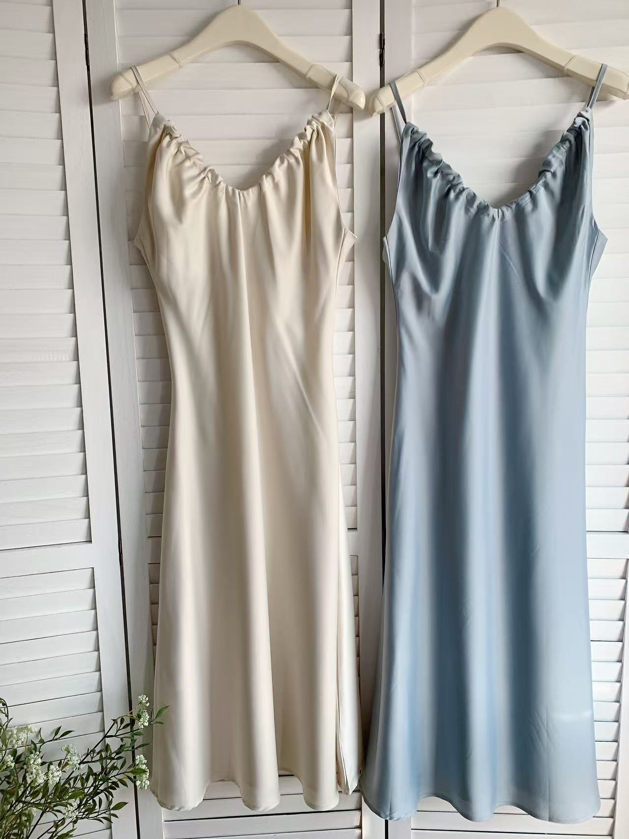 HELLO MILK TEE- 86089 緞面連裙