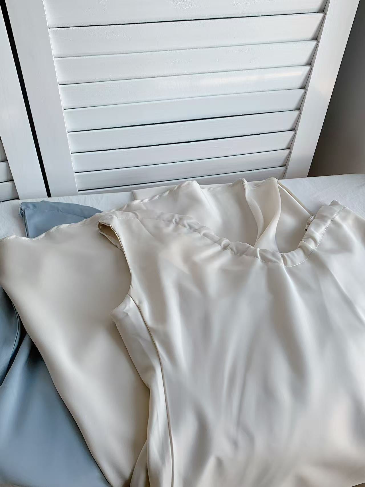 HELLO MILK TEE- 86089 緞面連裙