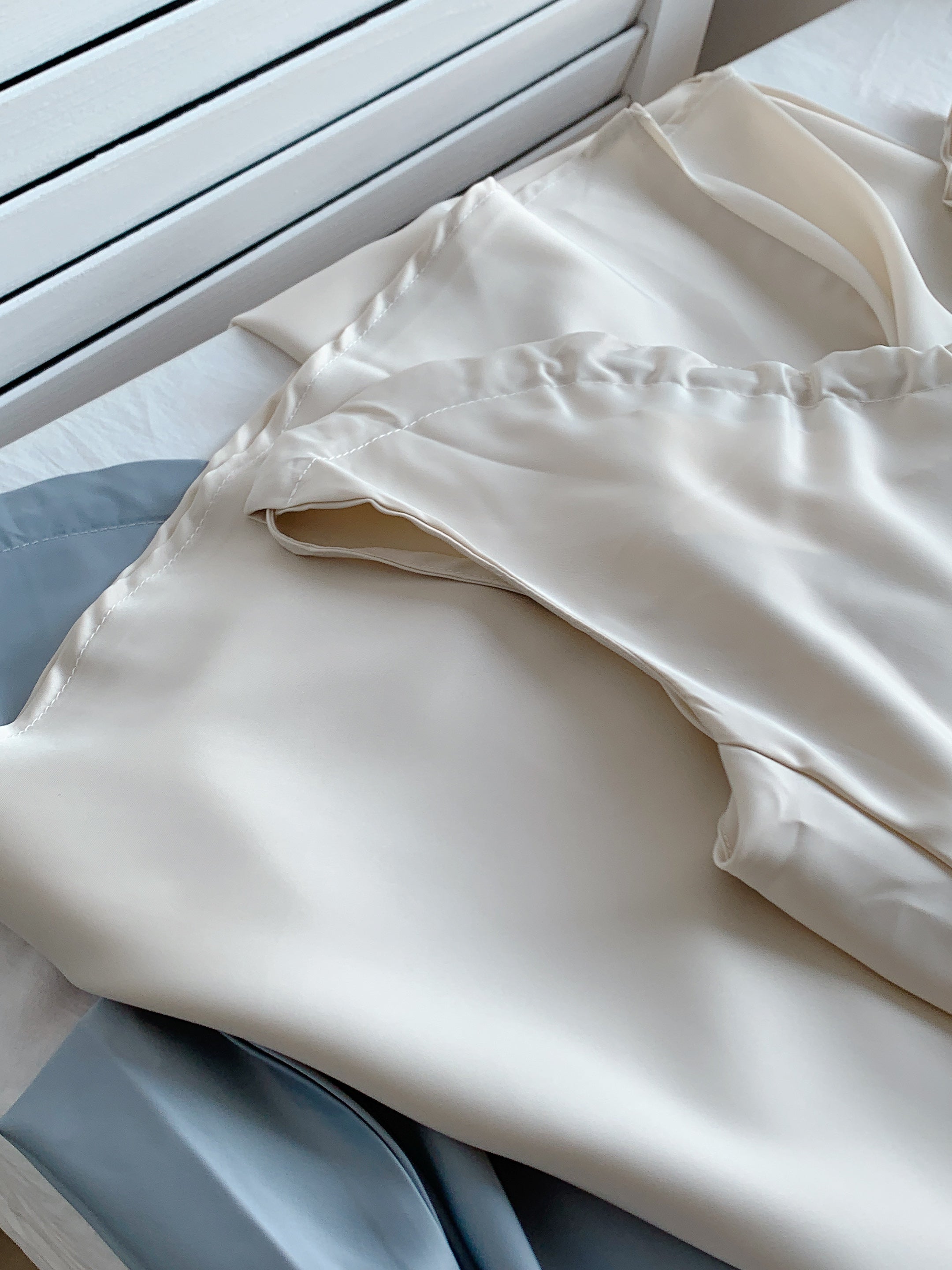 HELLO MILK TEE- 86089 緞面連裙