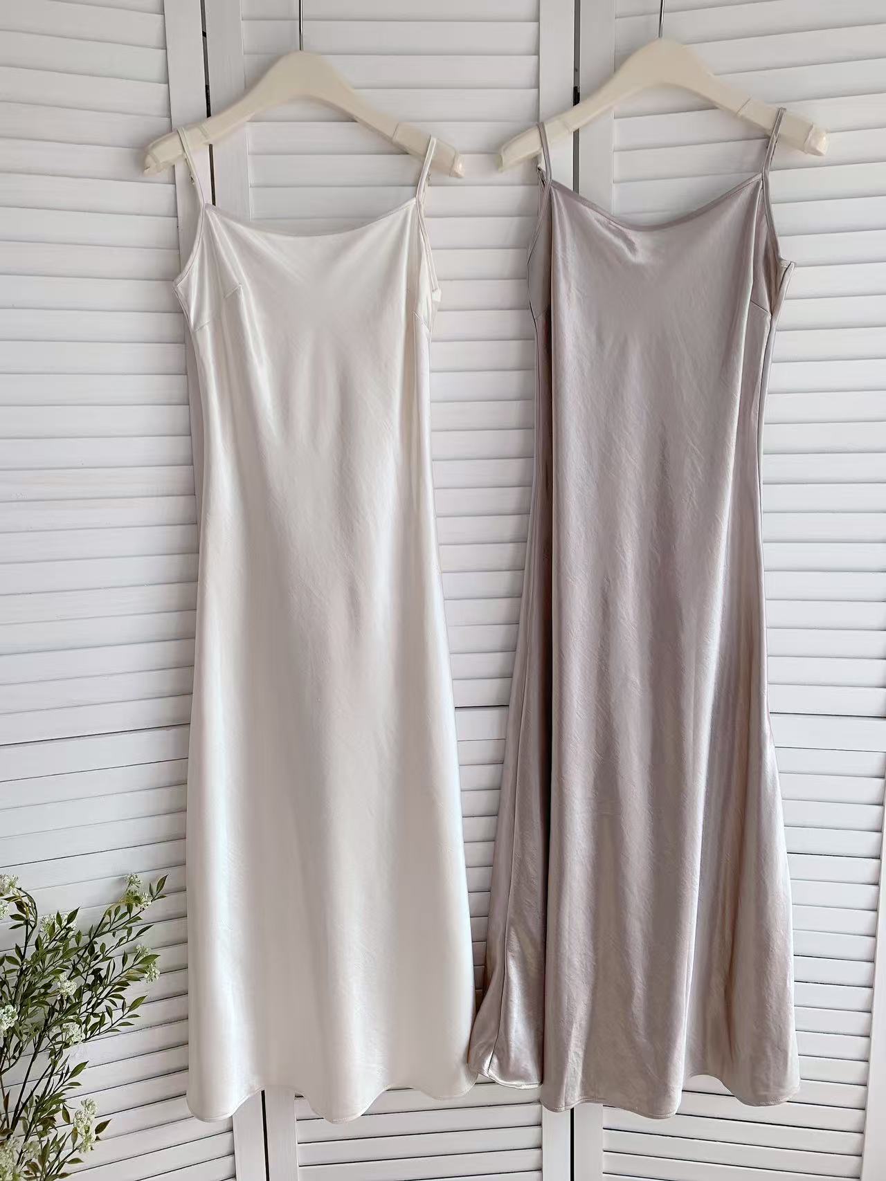 HELLO MILK TEE- 86105 緞面連裙