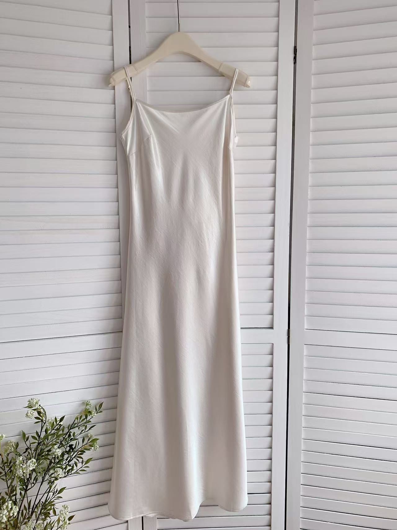 HELLO MILK TEE- 86105 緞面連裙