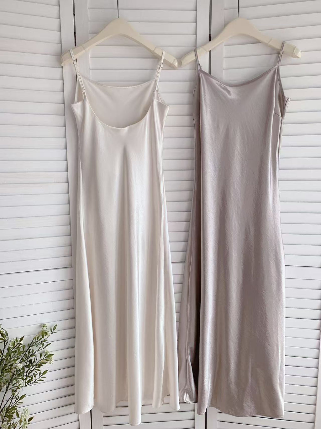 HELLO MILK TEE- 86105 緞面連裙