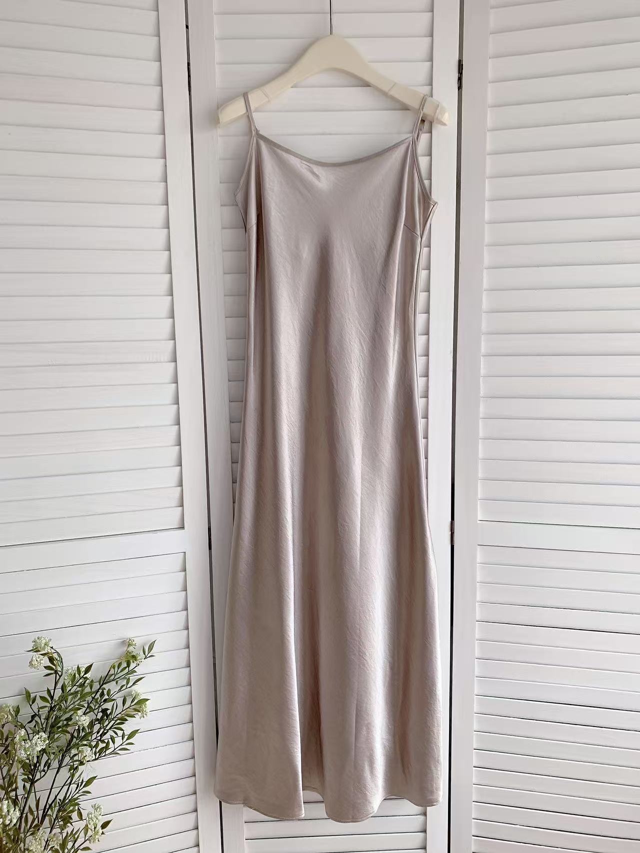 HELLO MILK TEE- 86105 緞面連裙