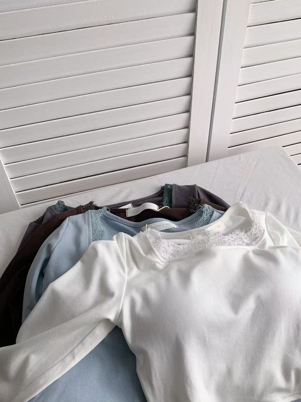 HELLO MILK TEE- 86013 蕾絲領上衣