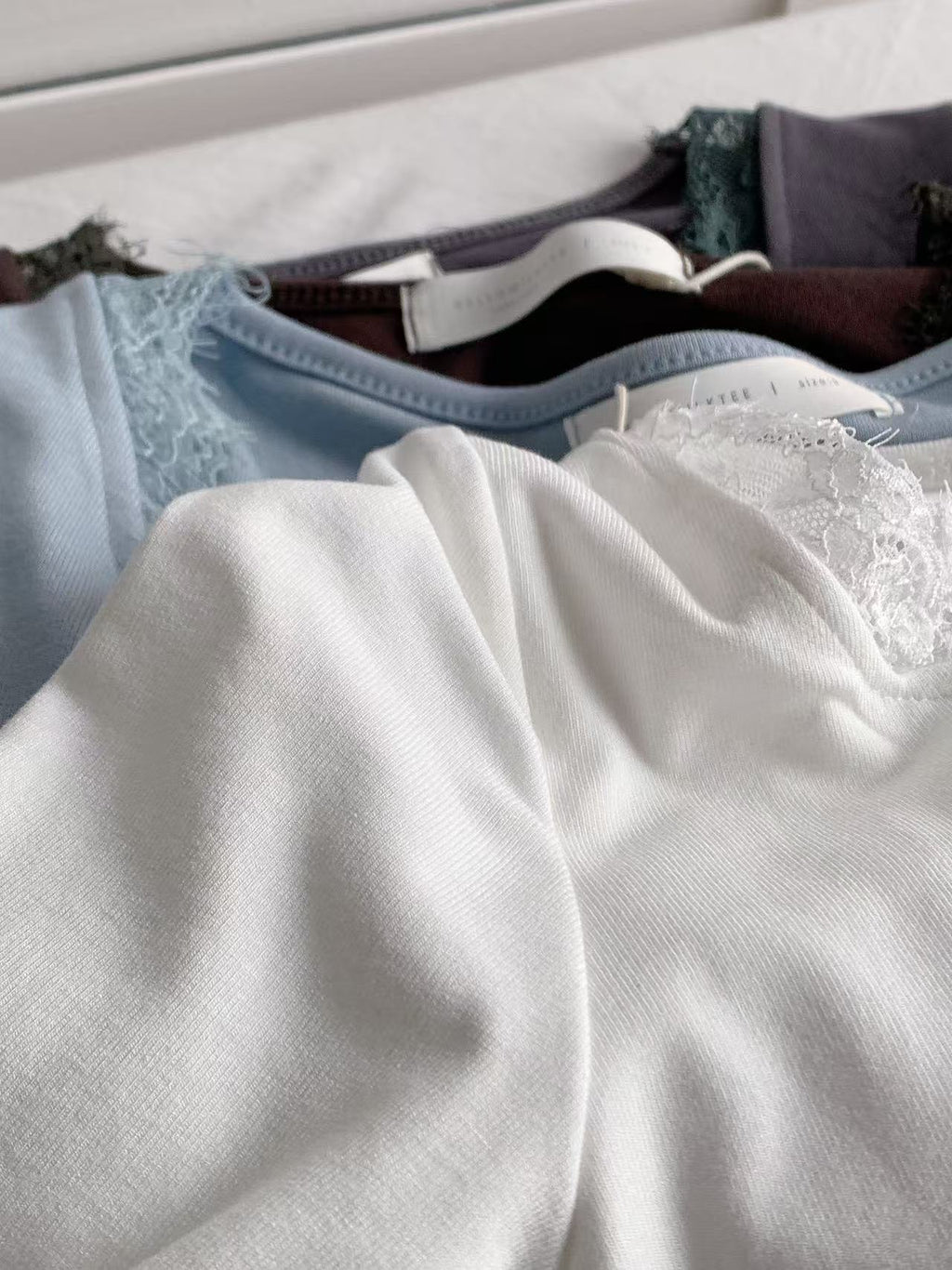 HELLO MILK TEE- 86013 蕾絲領上衣