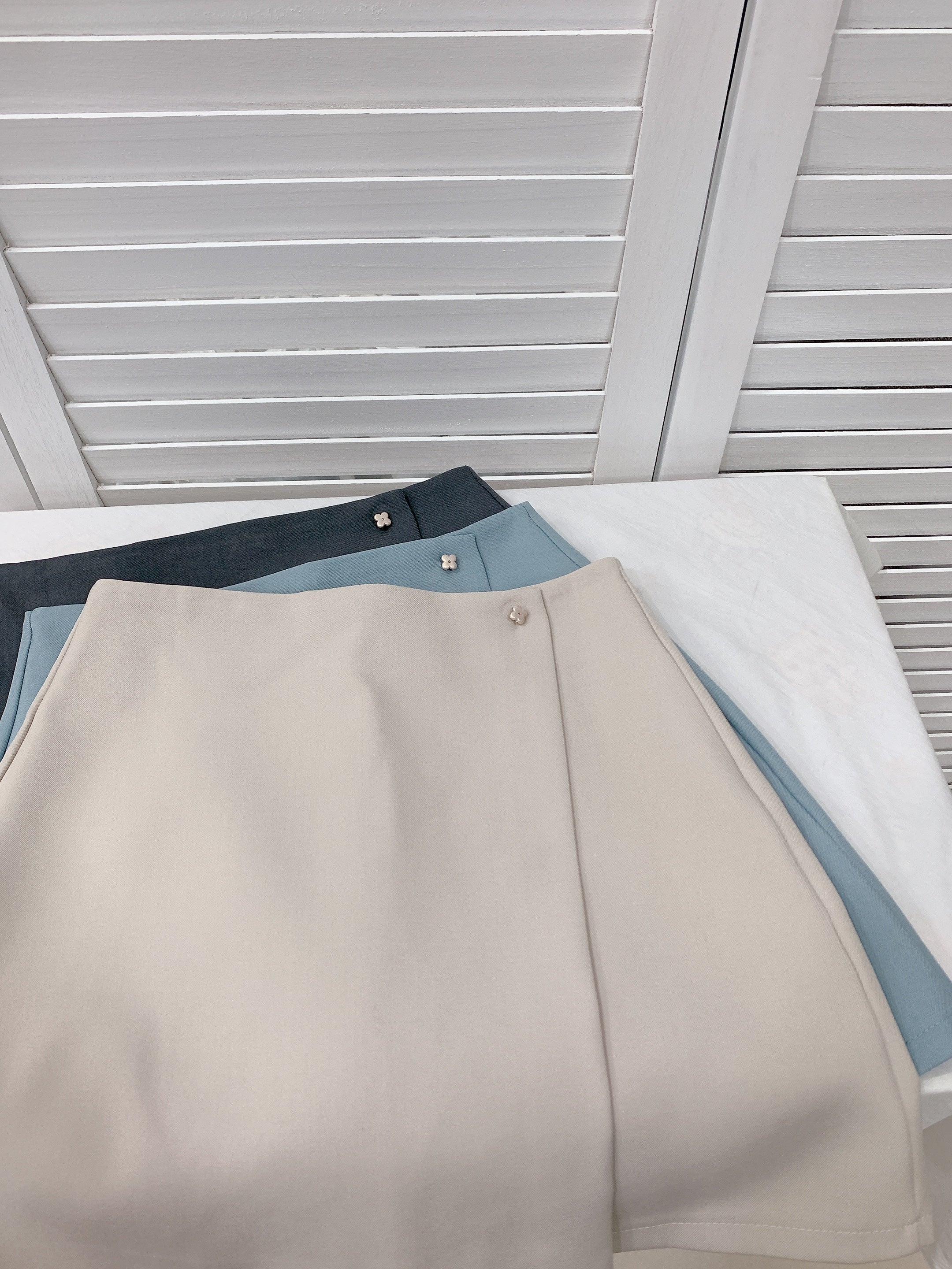 HELLO MILK TEE- 86044 西裝短裙