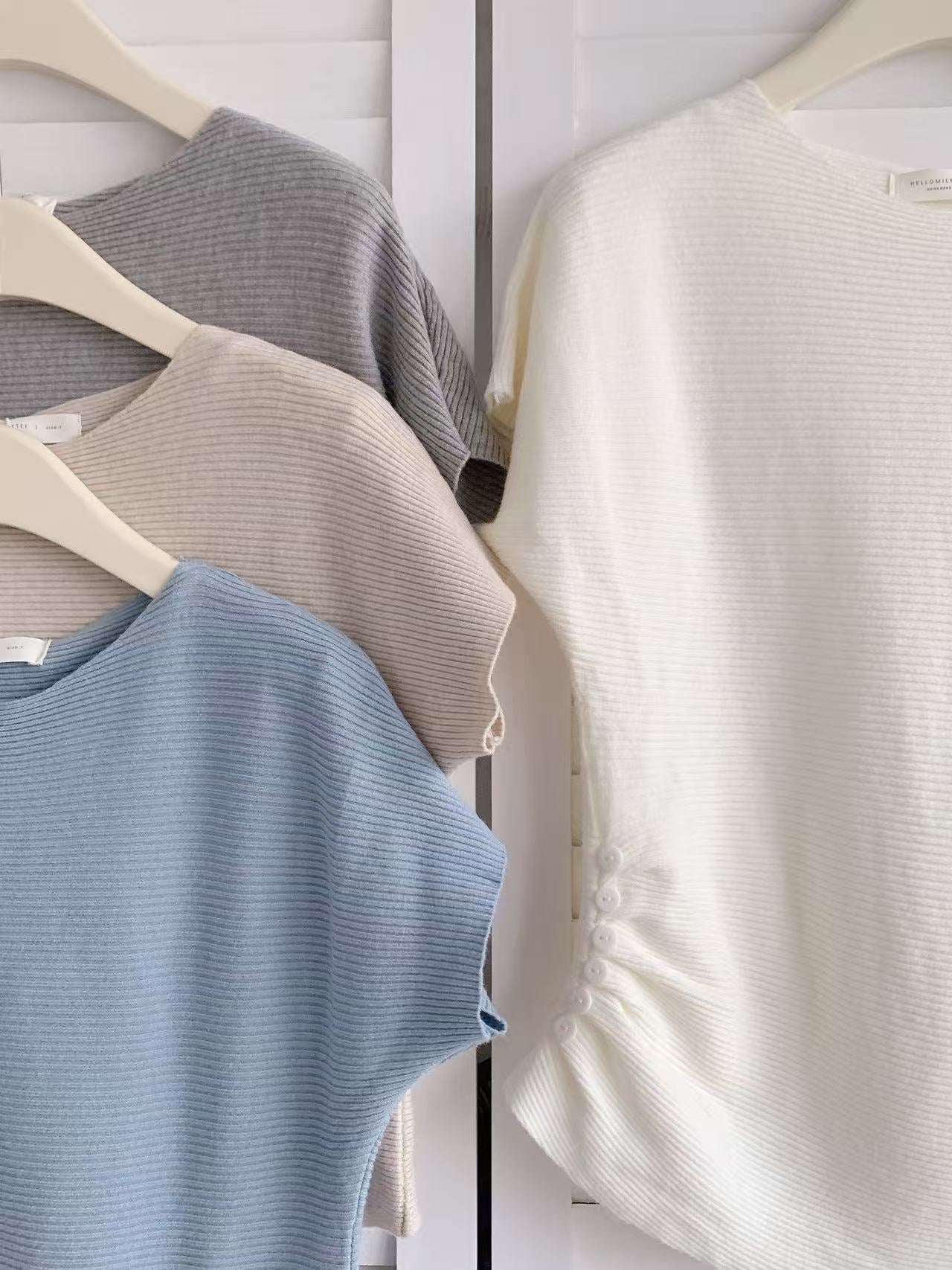 HELLO MILK TEE- 86185 旁扣子小衫