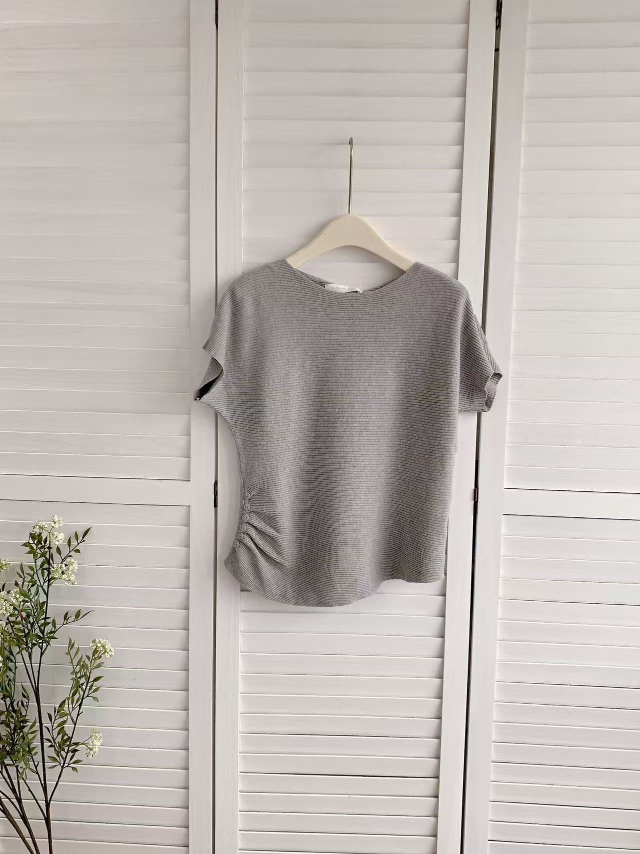 HELLO MILK TEE- 86185 旁扣子小衫