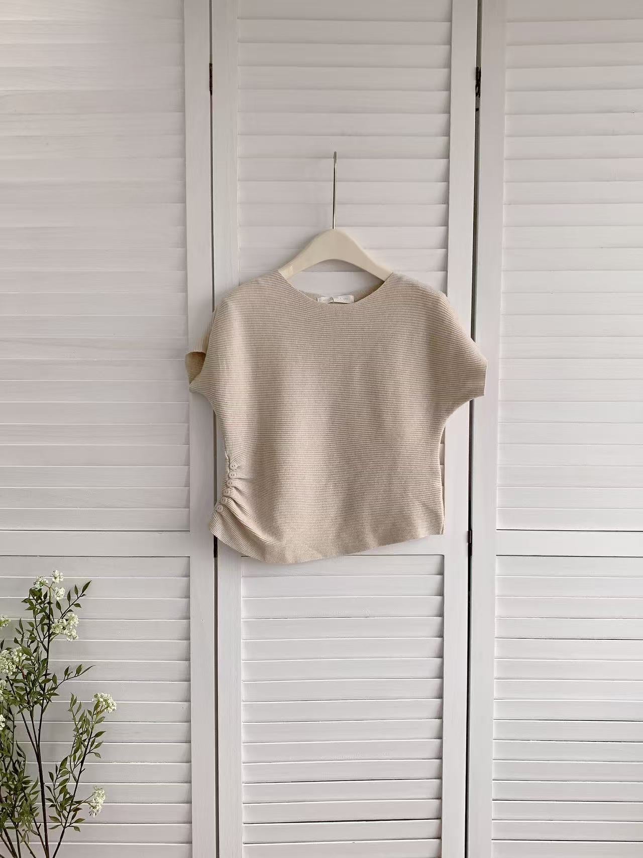 HELLO MILK TEE- 86185 旁扣子小衫