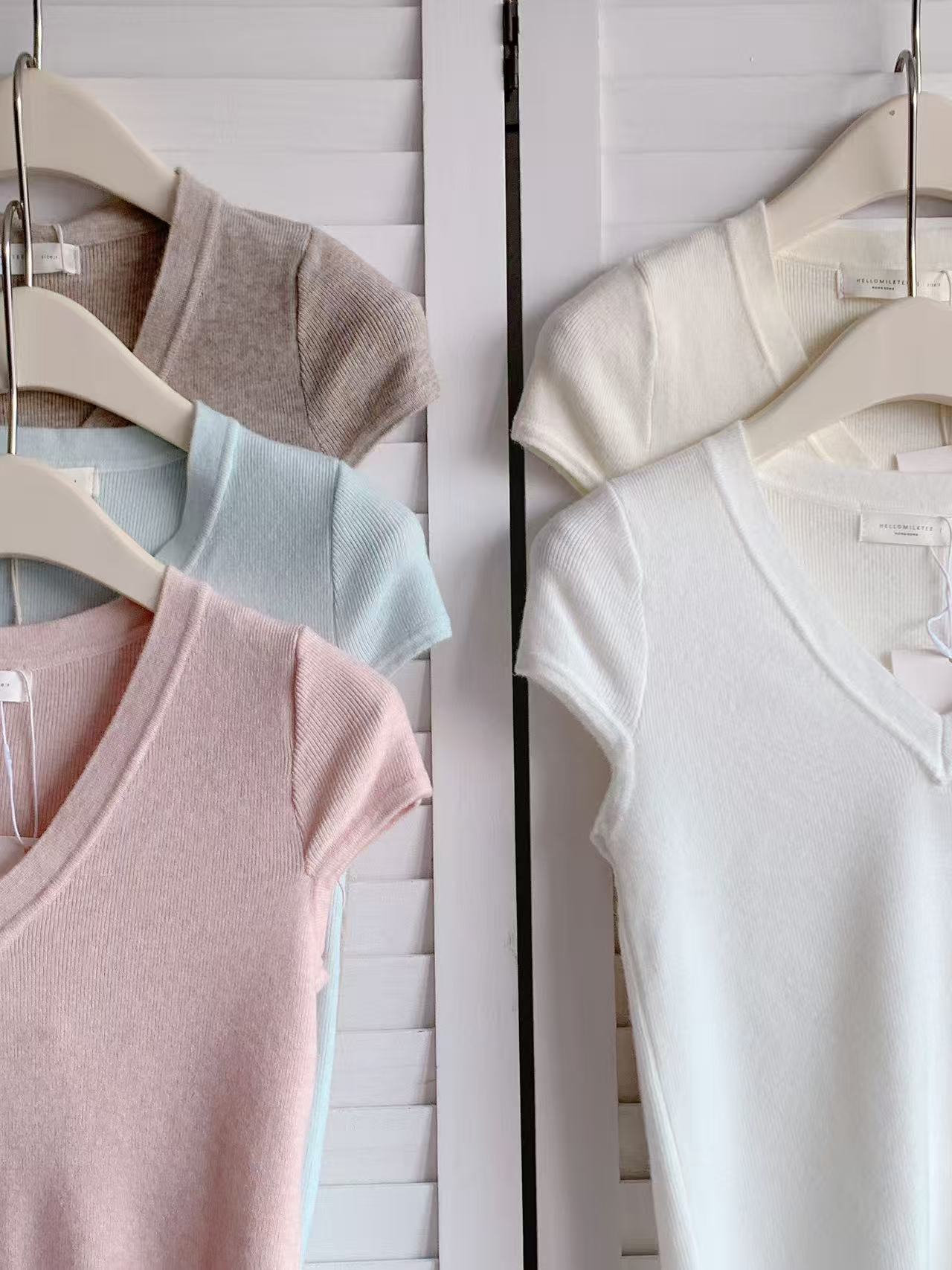 HELLO MILK TEE- 86225 V領上衣