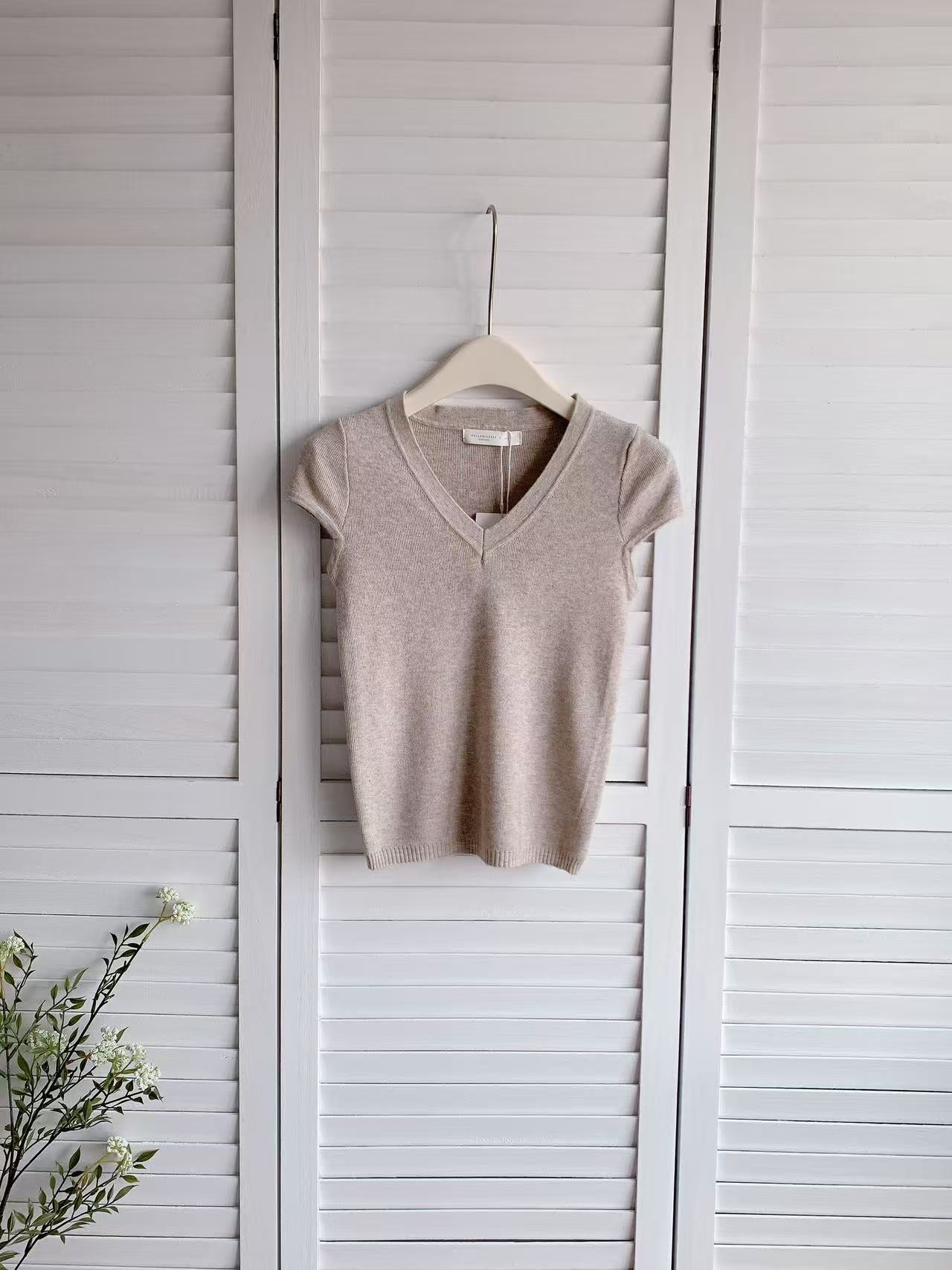 HELLO MILK TEE- 86225 V領上衣