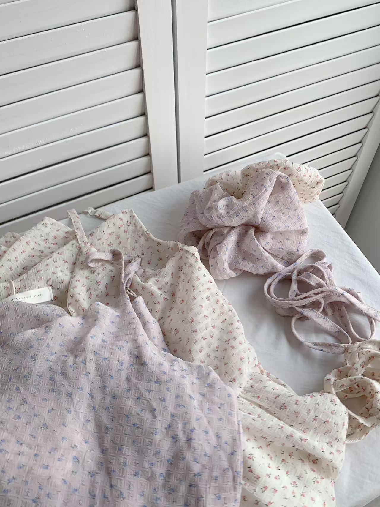 HELLO MILK TEE- 86284 碎花吊帶裙