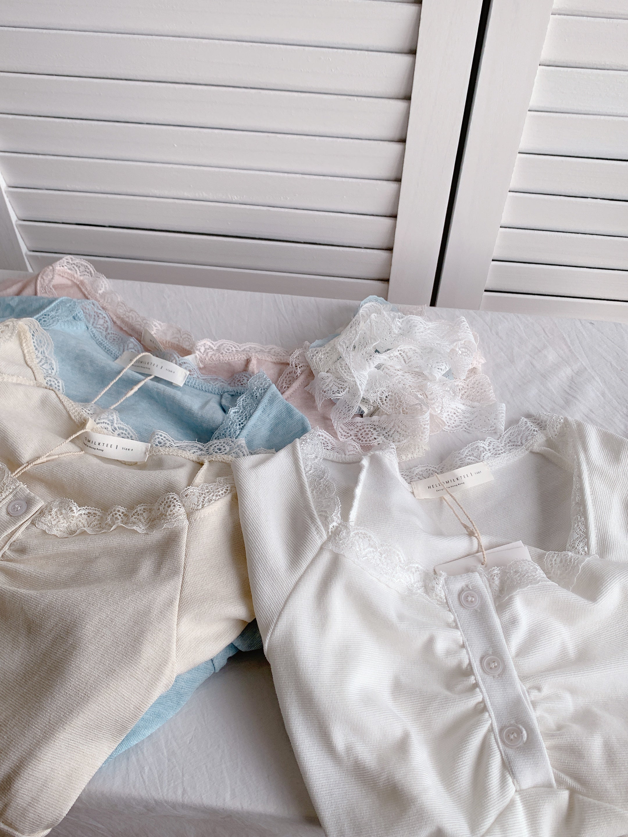 HELLO MILK TEE- 86466  方領蕾絲衫