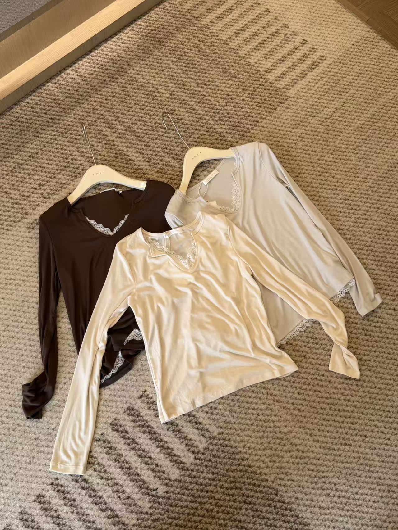 HELLO MILK TEE- 86915 拼接蕾絲衫