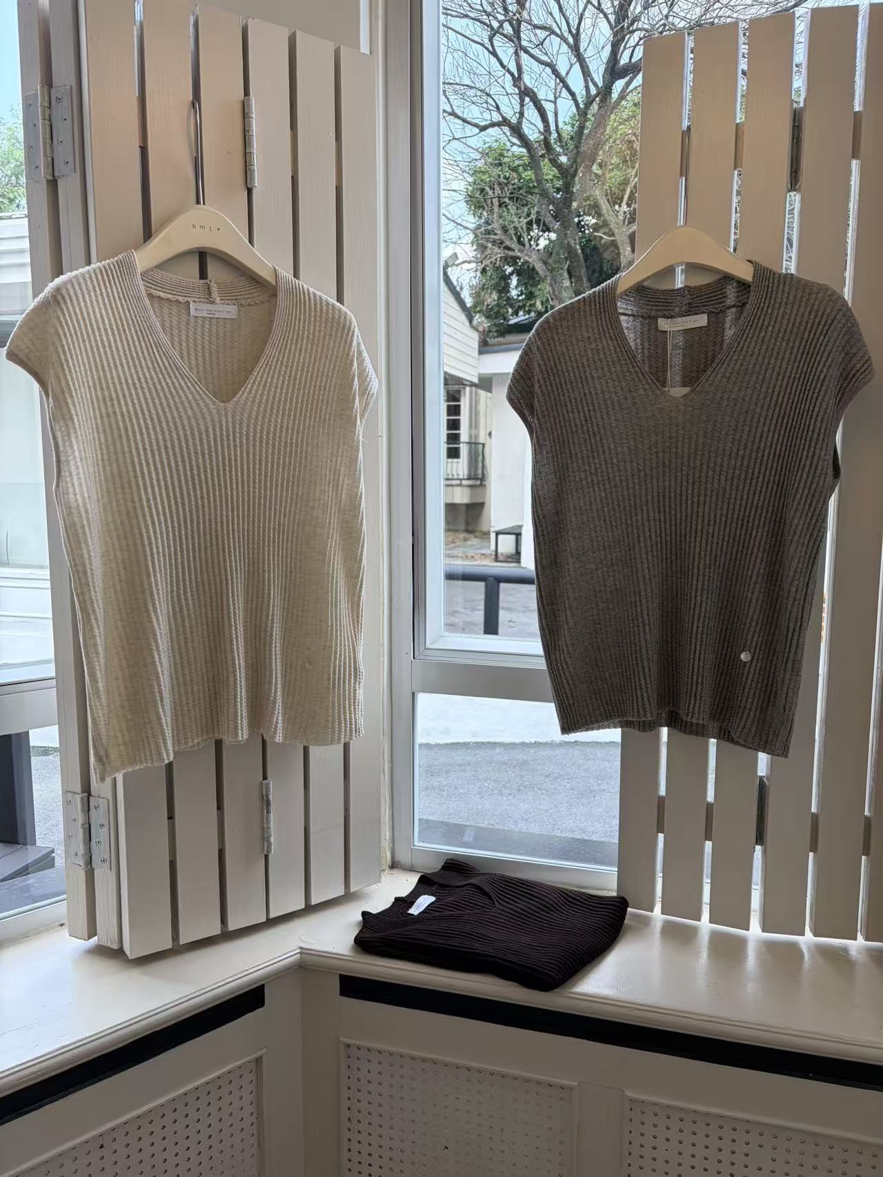 HELLO MILK TEE- 86963 V領上衣