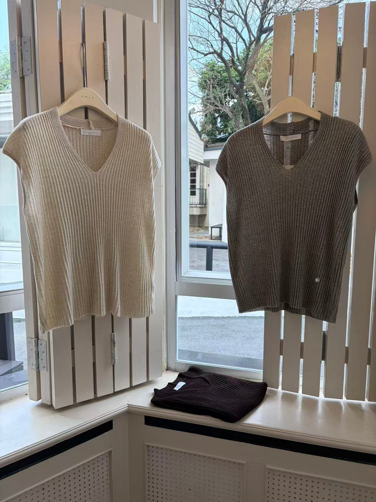 HELLO MILK TEE- 86963 V領上衣